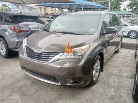 GREY TOYOTA SIENNA LE 2014