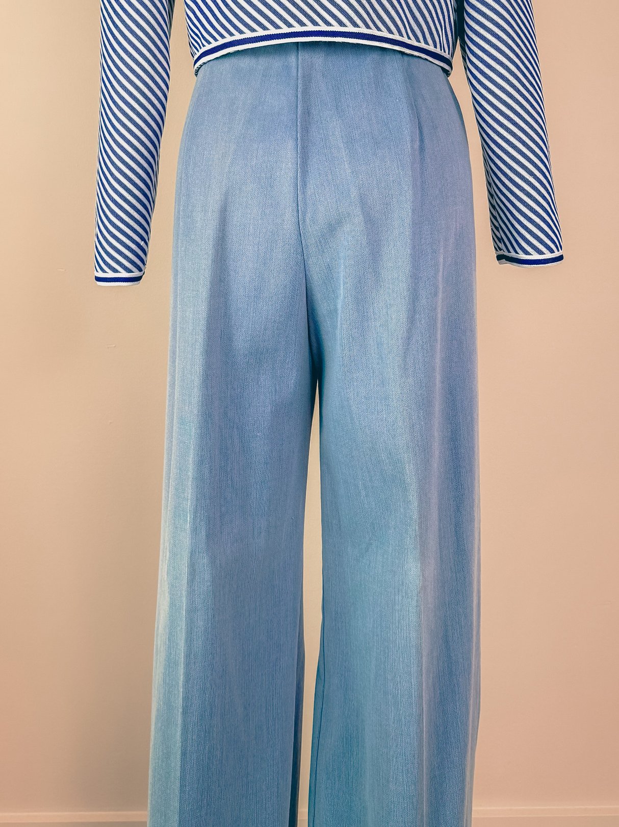 Light blue wide-leg pants for women from the 1970s, featuring a high waist and a smooth finish.