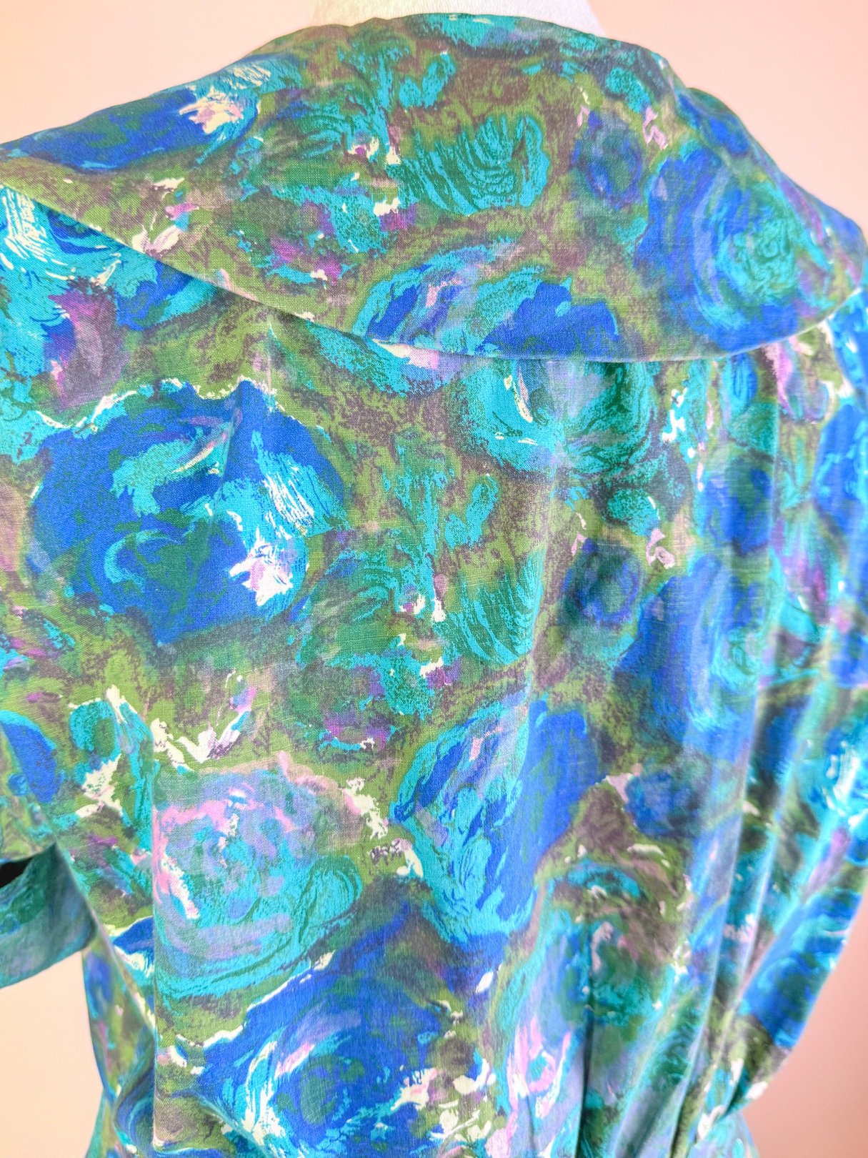 Blue floral fabric with a collar, featuring a 1950s style, suitable for women’s skirt sets.