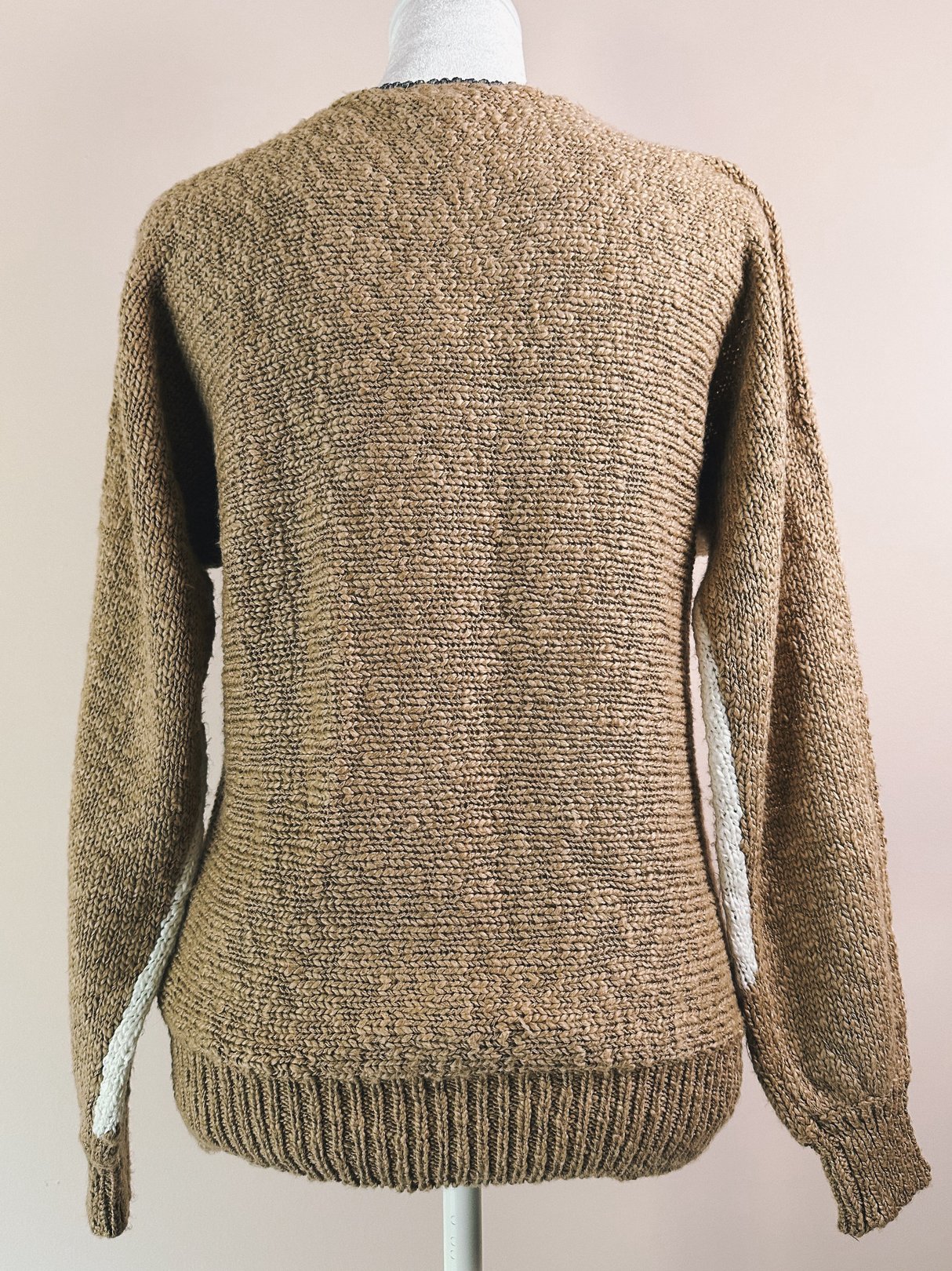 Women’s 1980s abstract diamond-pattern sweater in blue with a textured knit design and a relaxed fit.