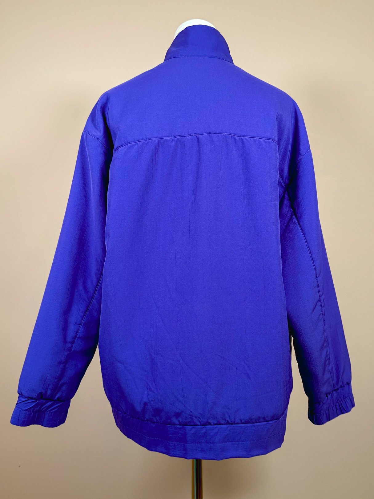 Vibrant violet jacket for women from the 1980s, featuring a relaxed fit and long sleeves.