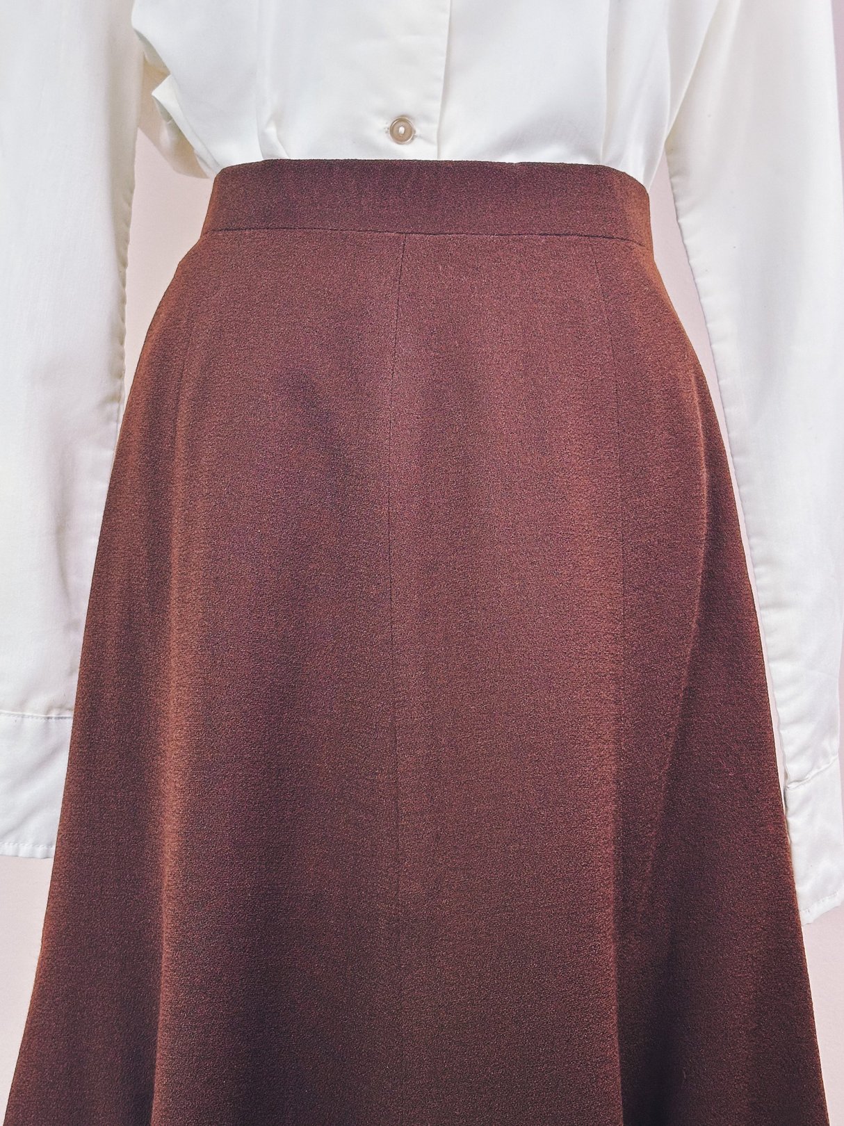 Brown women's 1970s Armstrong Redwoods skirt featuring a fitted waist and flared silhouette.