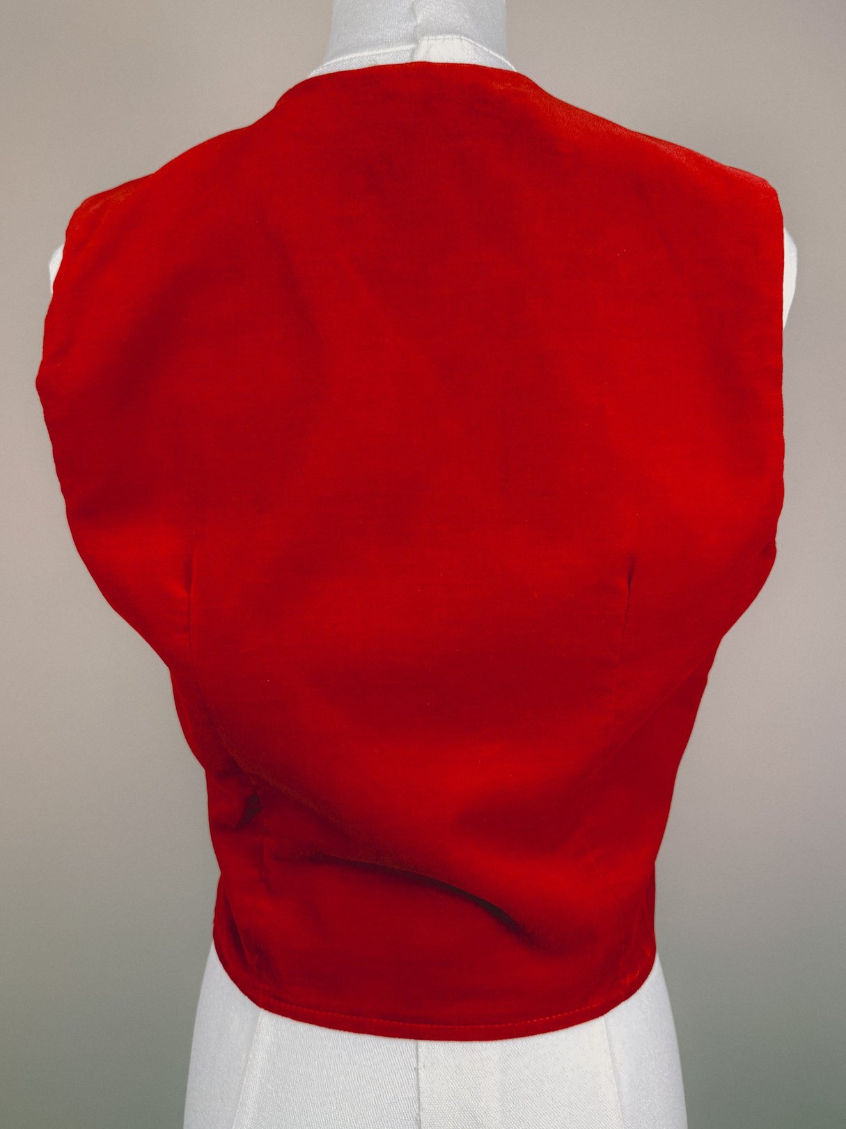 A red velvet vest for women from the 1970s, designed as a jacket or blazer.