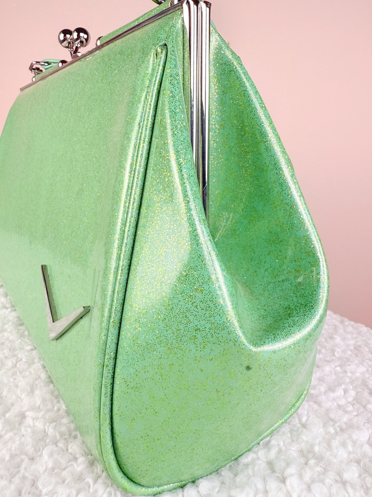 Sparkling mint green handbag with a 1950s style and a structured design.