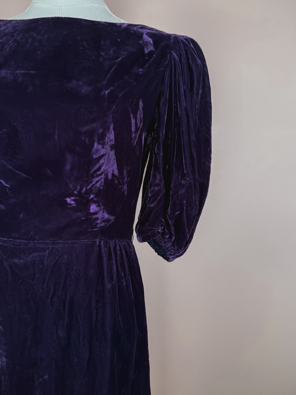 Purple velvet dress for women from the 1960s featuring puffed sleeves.