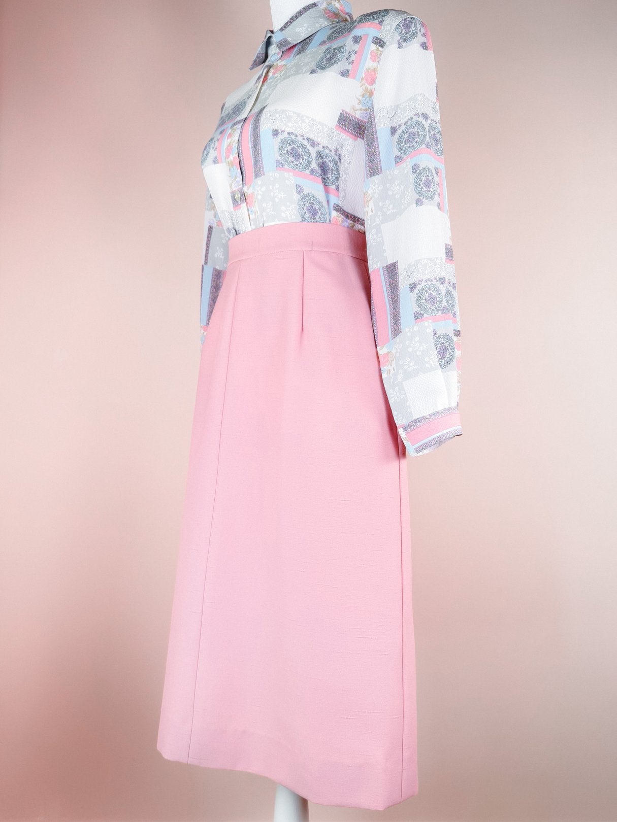 1970s women's Lilli Ann blush pink three-piece suit featuring a patterned blouse and a knee-length skirt.