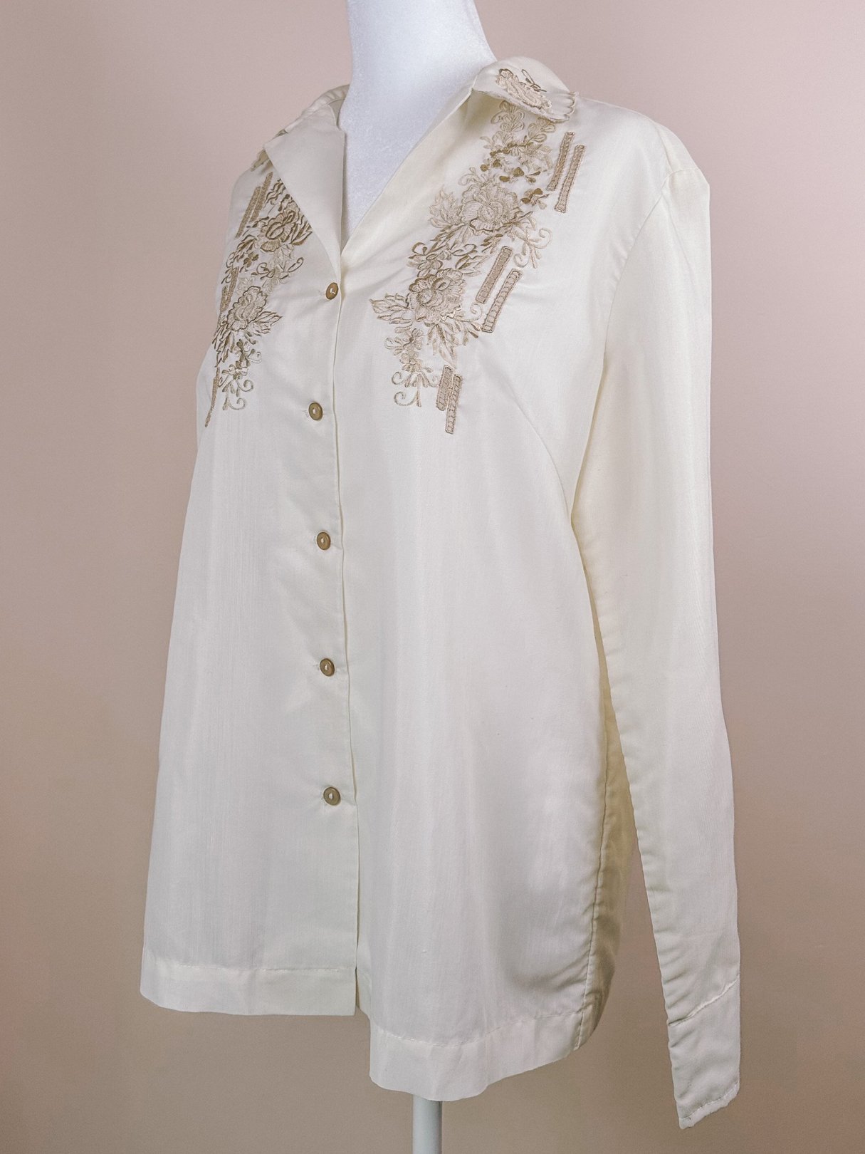 Cream 1950s hand-embroidered scalloped button-down blouse for women featuring decorative floral embroidery and a classic collar.