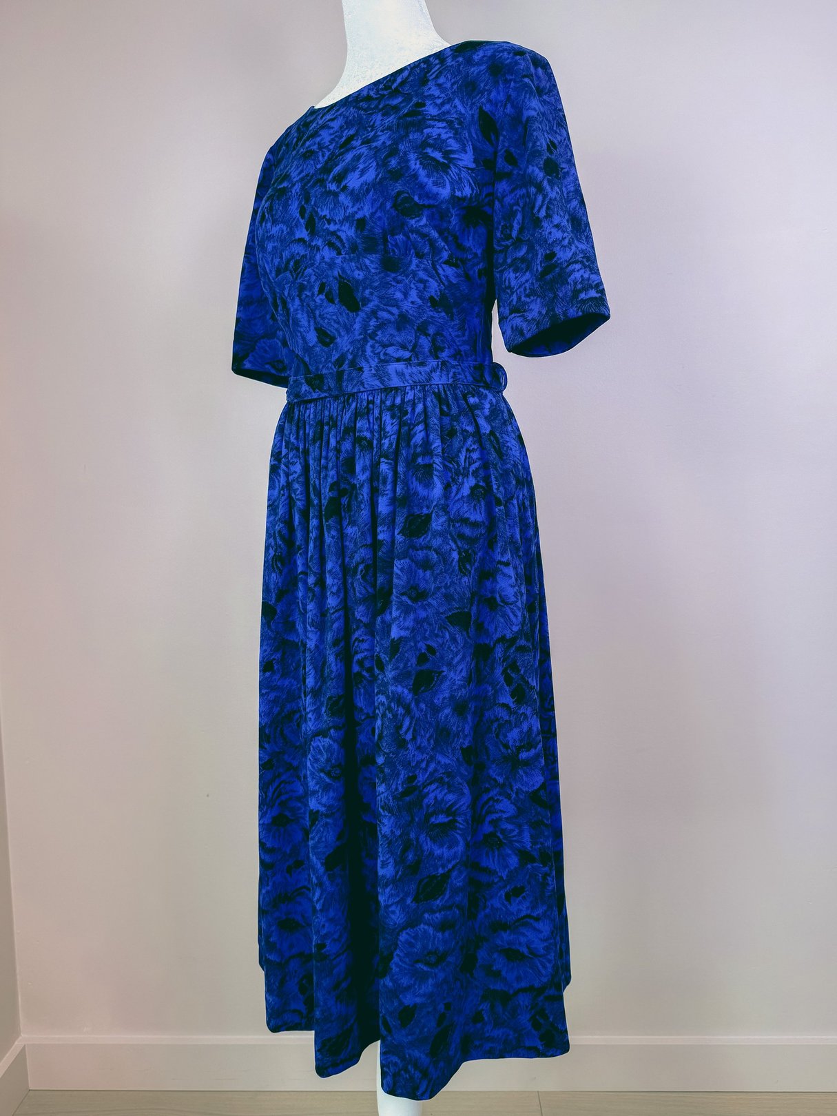 Midnight blue 1960s women’s Le Marais Jazz Dress with a floral pattern and a cinched waist.