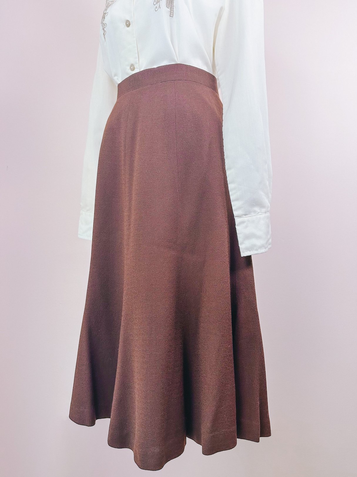 Brown women's skirt from the 1970s with a flared silhouette.