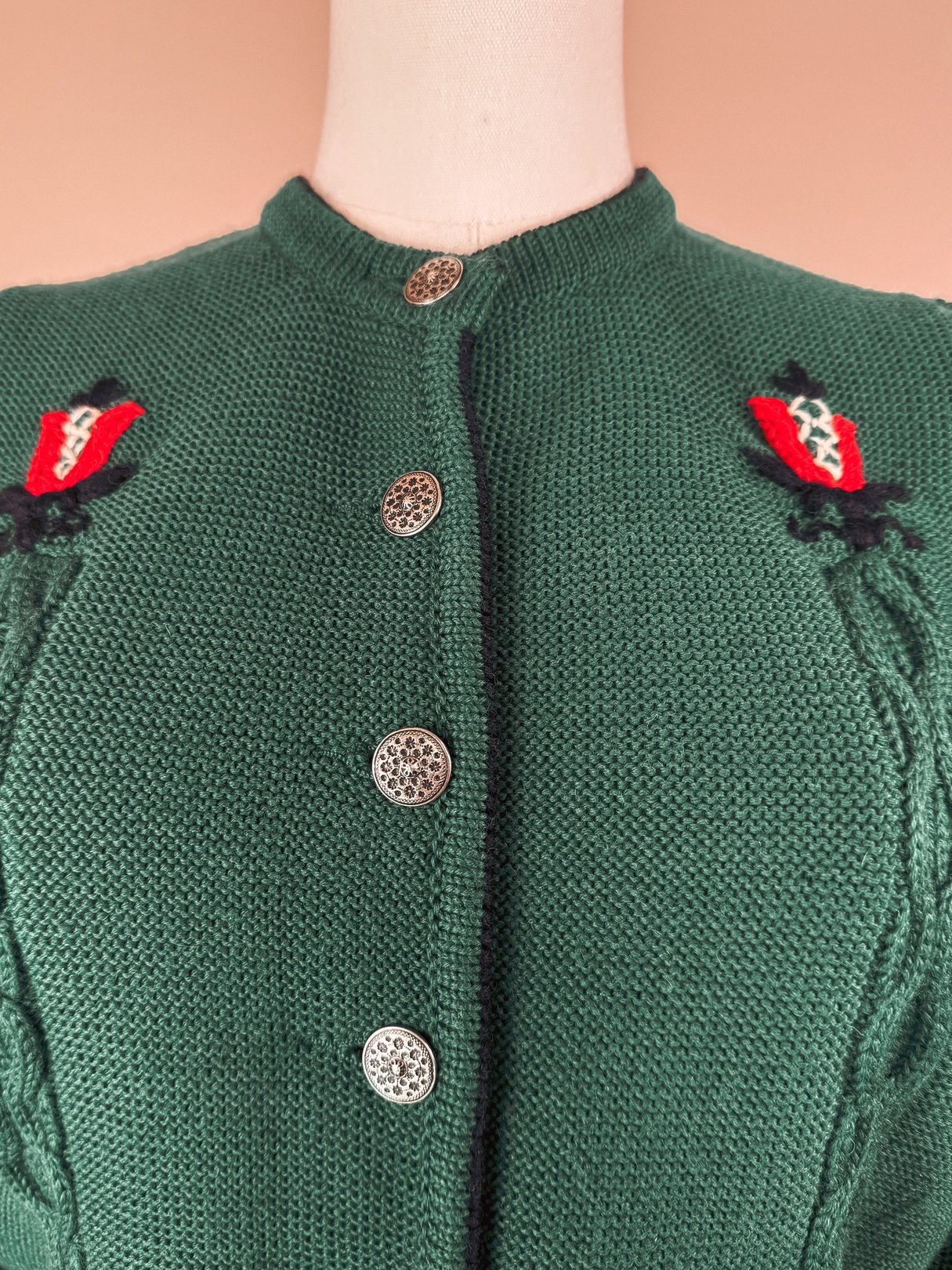 Green 1980s women’s cardigan featuring tulip embroidery and decorative buttons.