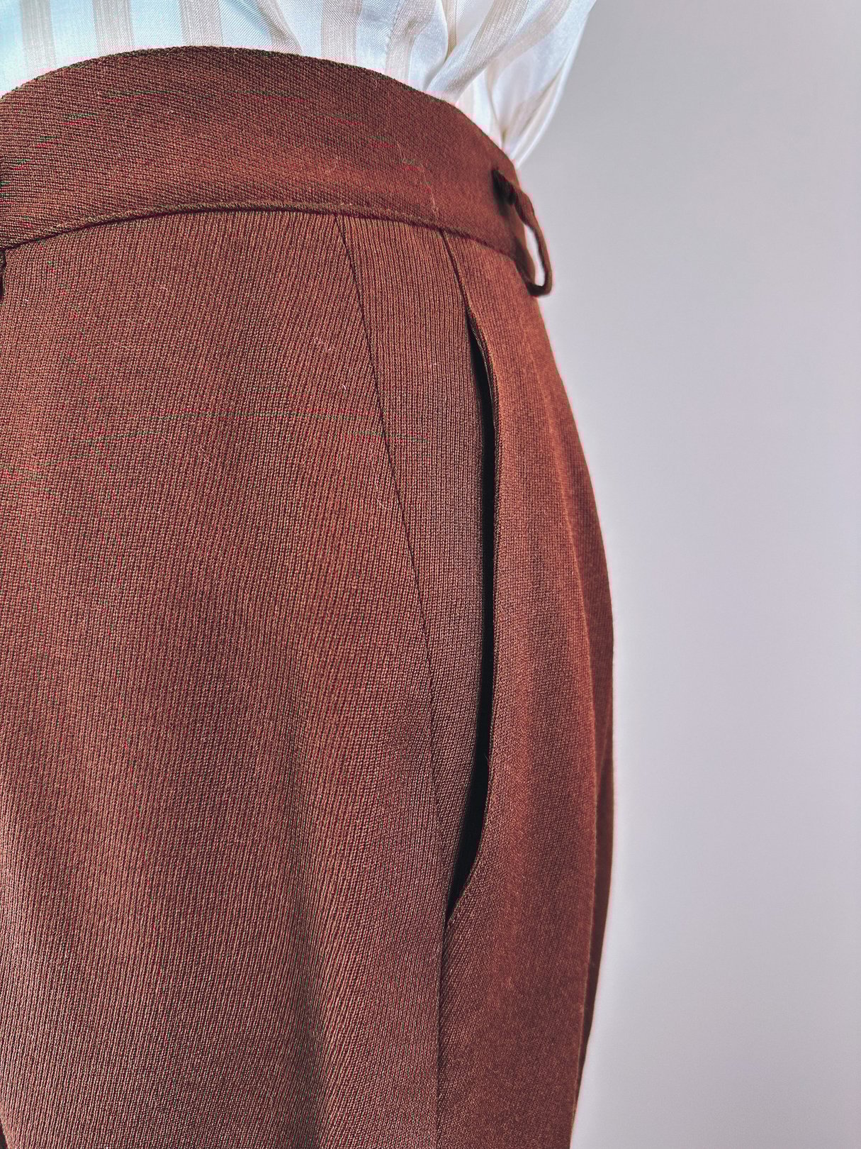 Chestnut women's Kentucky Downs Pants from the 1990s, featuring a tailored fit and side pockets.