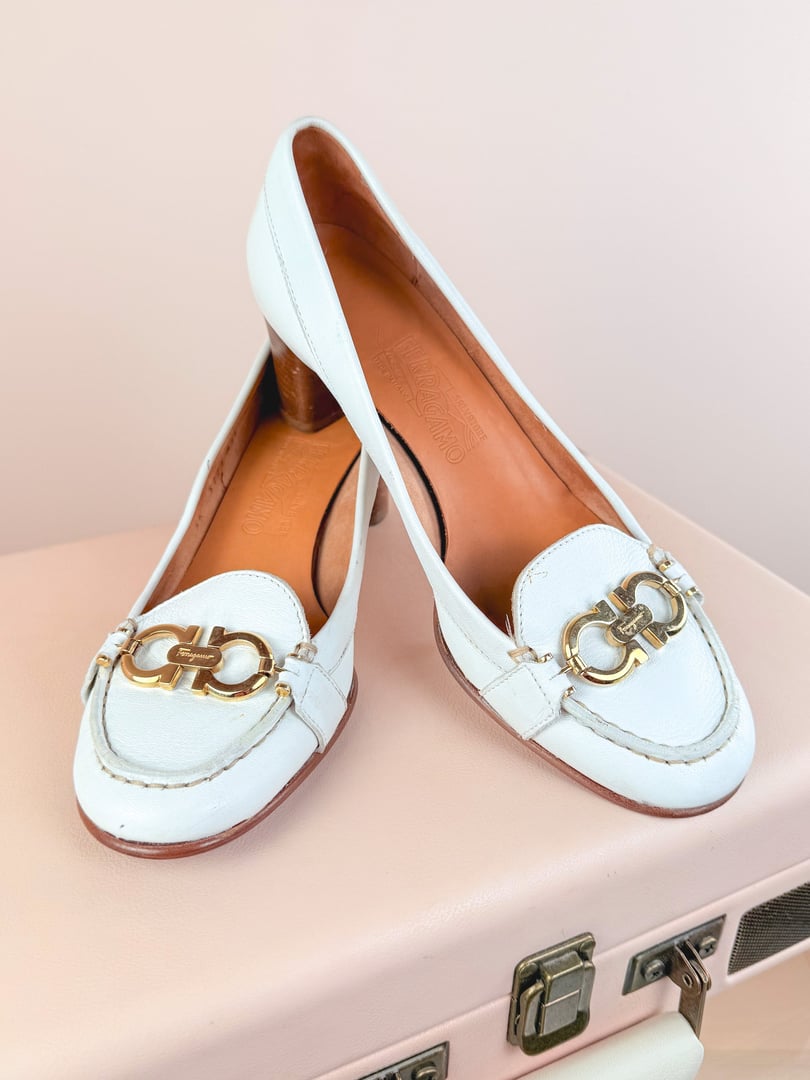 White Ferragamo Milano heels for women featuring a gold chain detail, 1980s design.