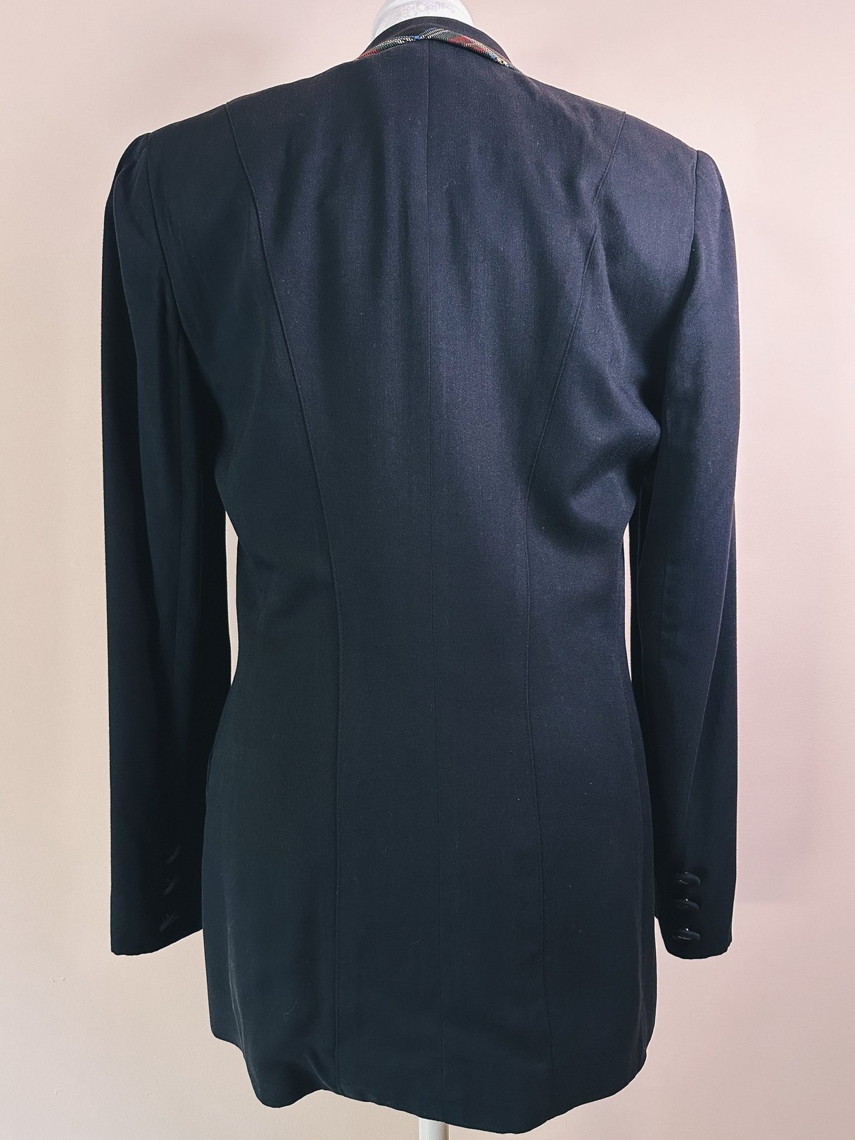 Black women's plaid suit jacket from the 1990s with a fitted silhouette and long sleeves.