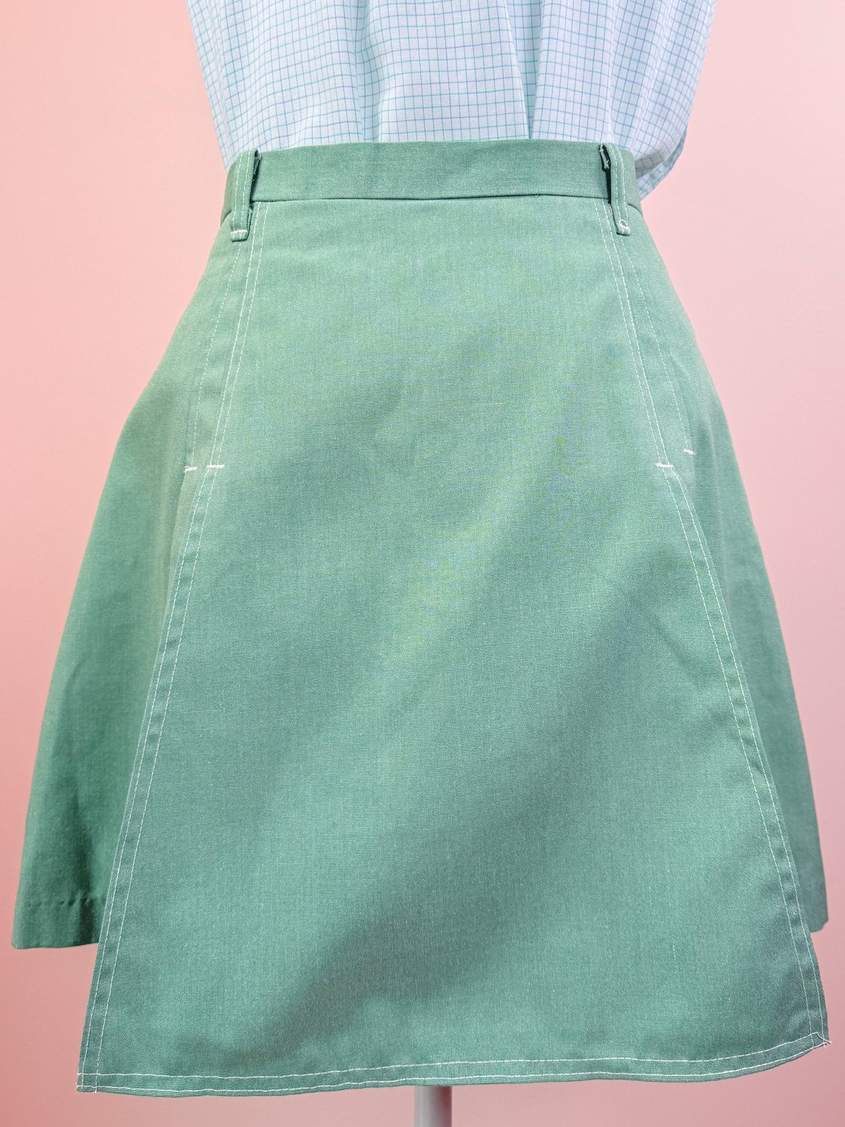 1970s green Gator Sailor skort for women featuring a flared design and subtle seam detailing.