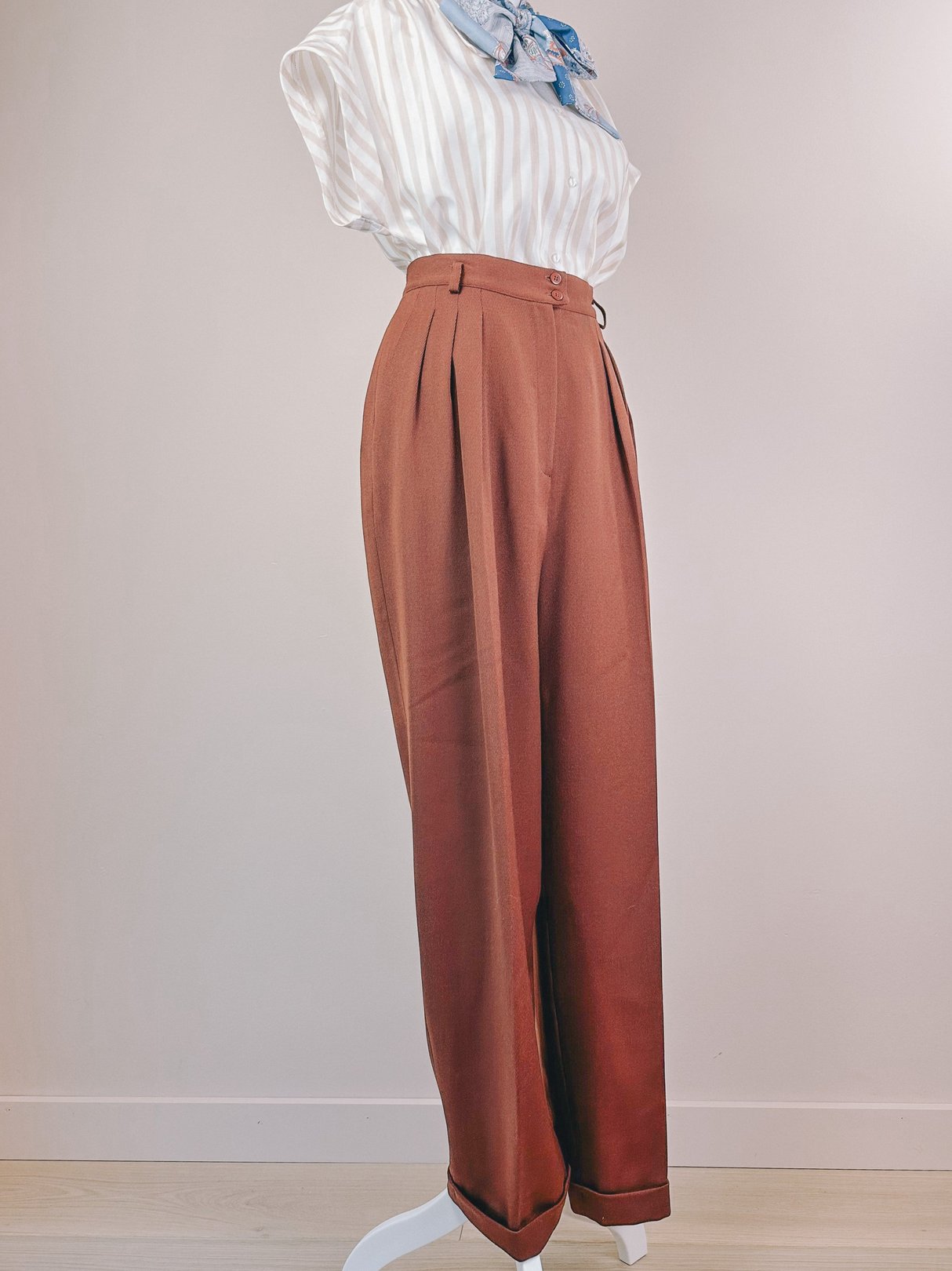 Chestnut 1990s women's Kentucky Downs pants displayed on a mannequin with pleats and a relaxed fit.