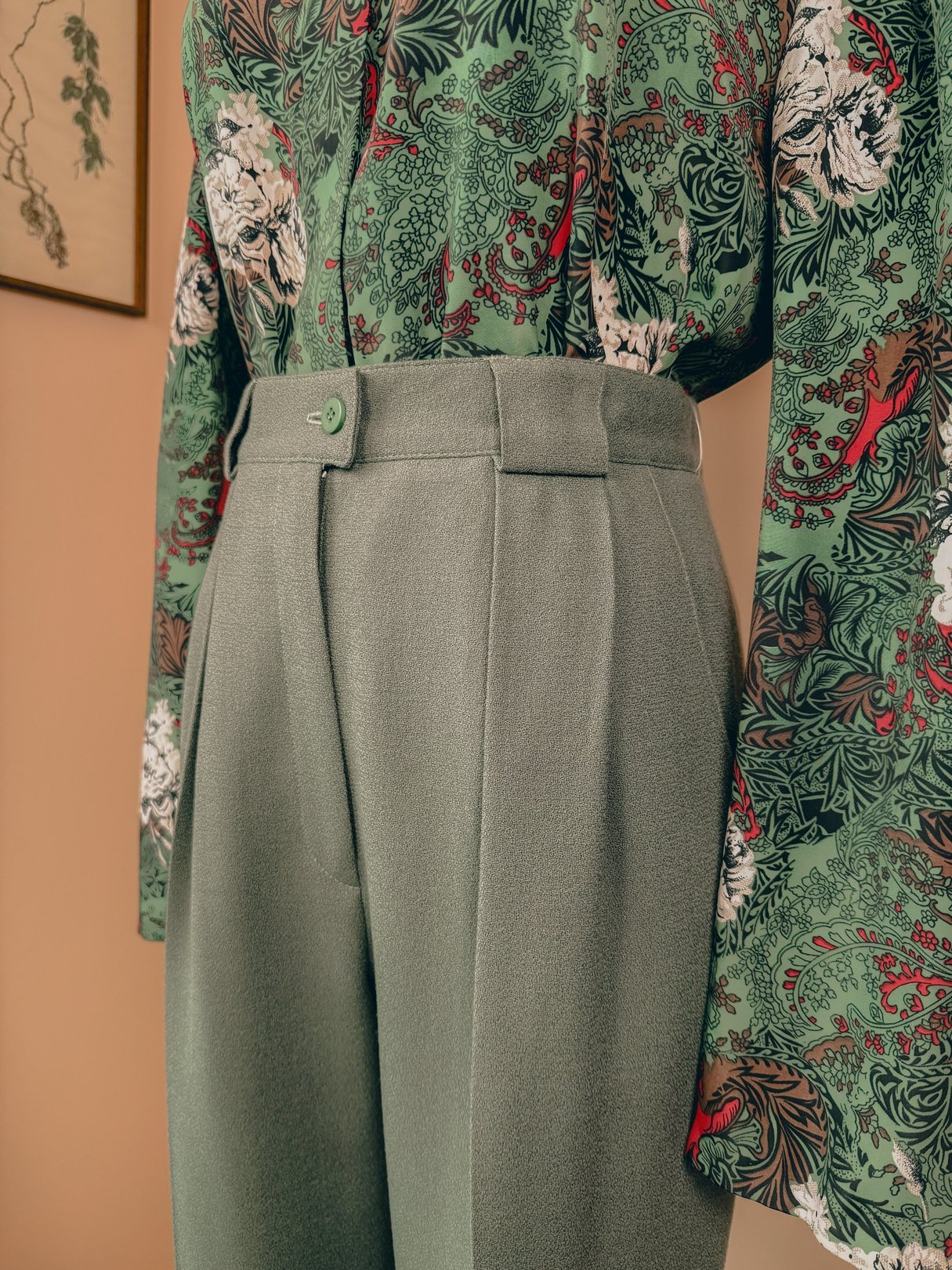 Sage green pleated trousers from the 1980s, featuring a high waist and a tailored fit.
