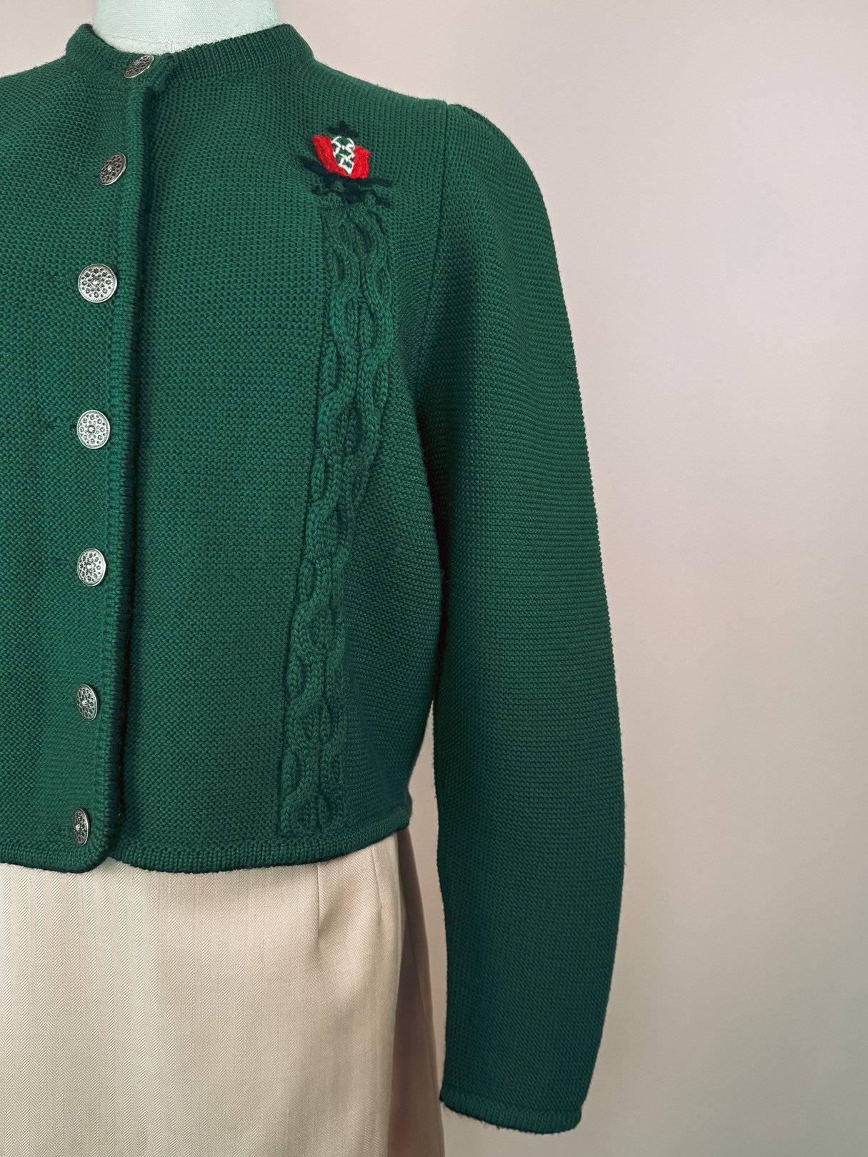 Green 1980s women's cardigan featuring tulip embroidery, cable knit detailing, and silver buttons.