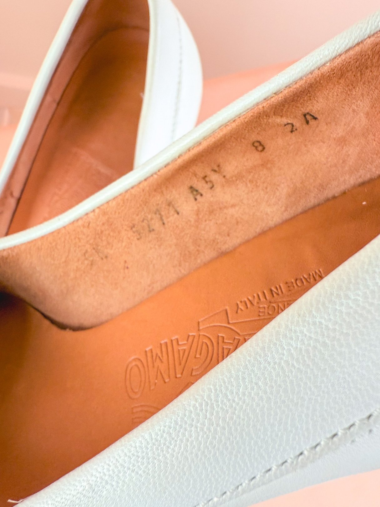 White Ferragamo Milano heels for women from the 1980s, featuring a smooth leather texture and a stitched interior.