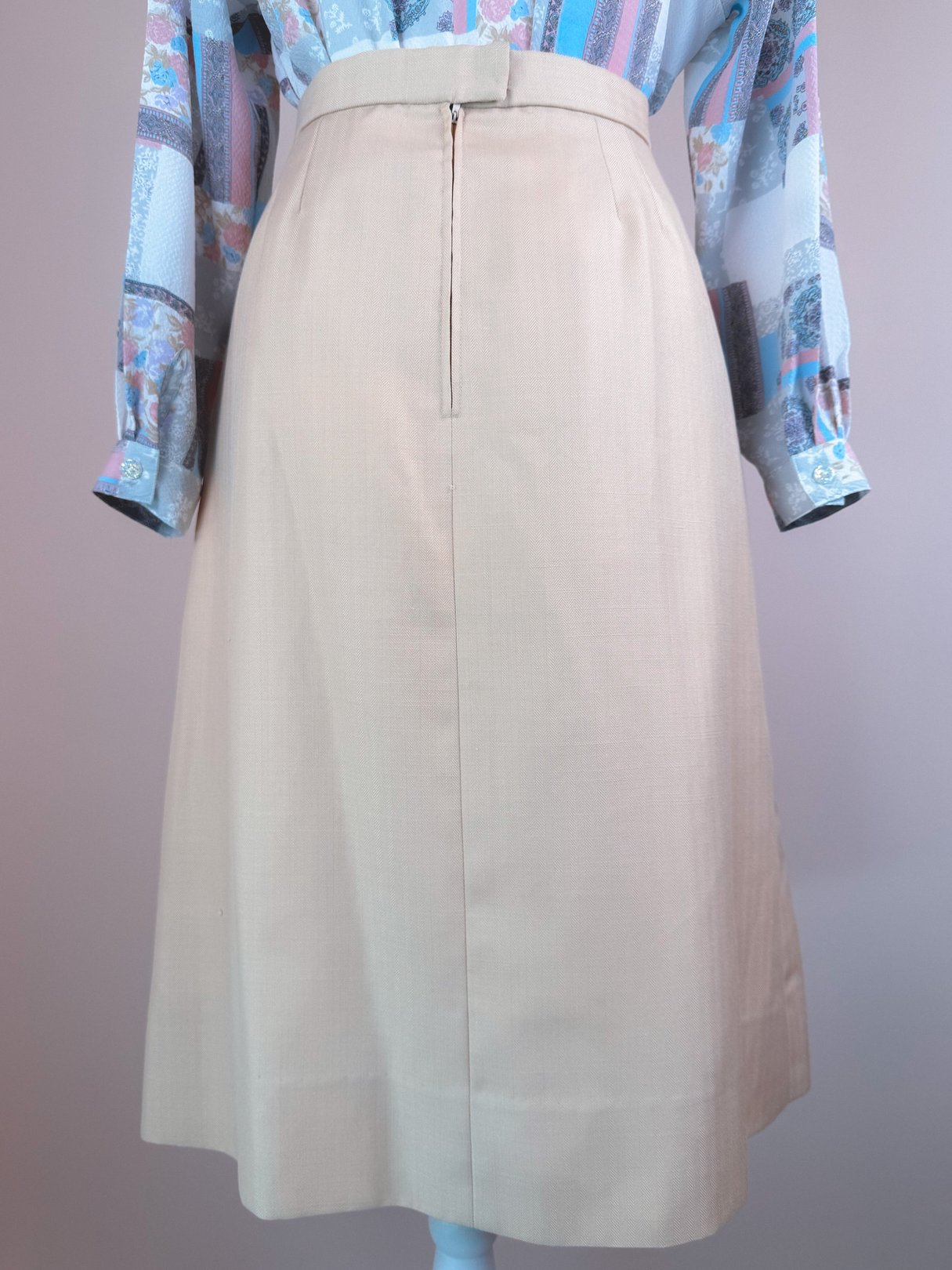 Cream beige women's skirt from the 1960s with a straight silhouette and a back zipper.