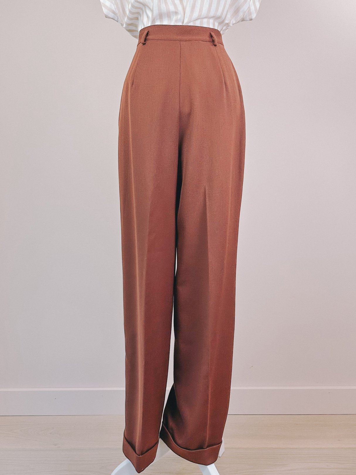 High-waisted women's pants in a chestnut color from the 1990s with a tailored fit and wide legs.