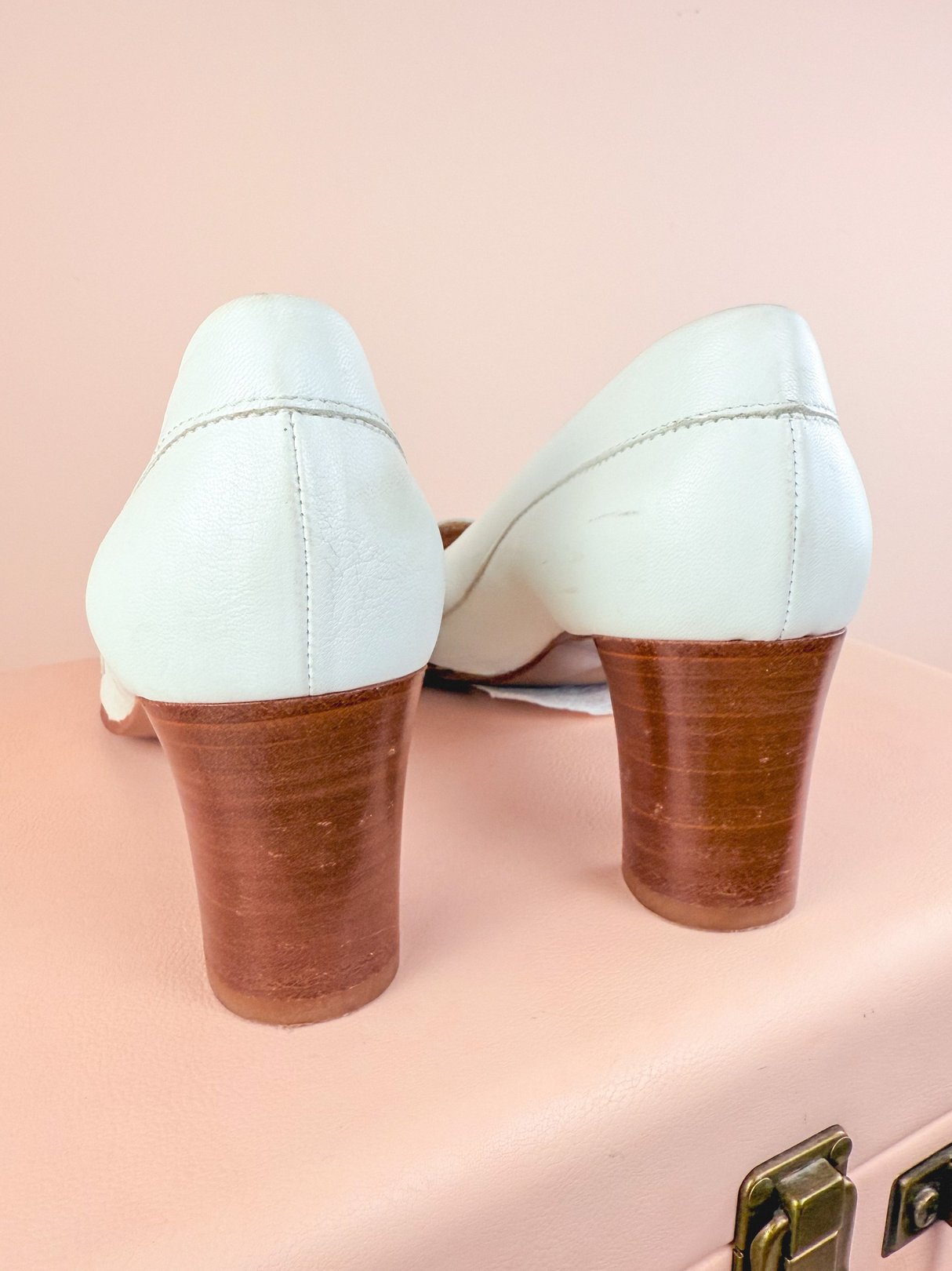 White Ferragamo Milano heels for women from the 1980s with wooden heels.