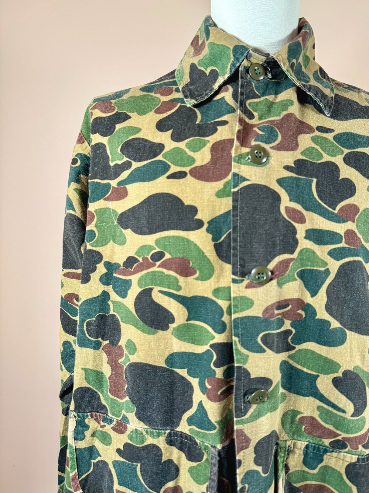 Men's 1970s Jim "Catfish" Hunter camo jacket in camouflage green with a button-up front and large collar.