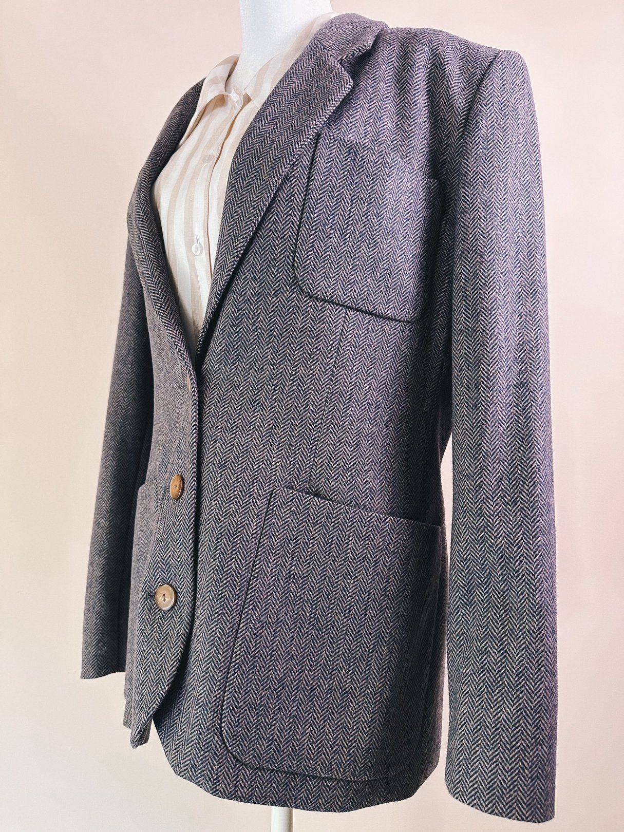 Mauve pink women's tweed blazer from the 1970s with a herringbone pattern and two front pockets.