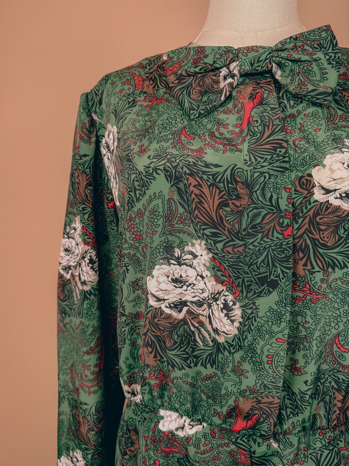 Red 1980s women's Evergreen Bow Top featuring a floral print design.