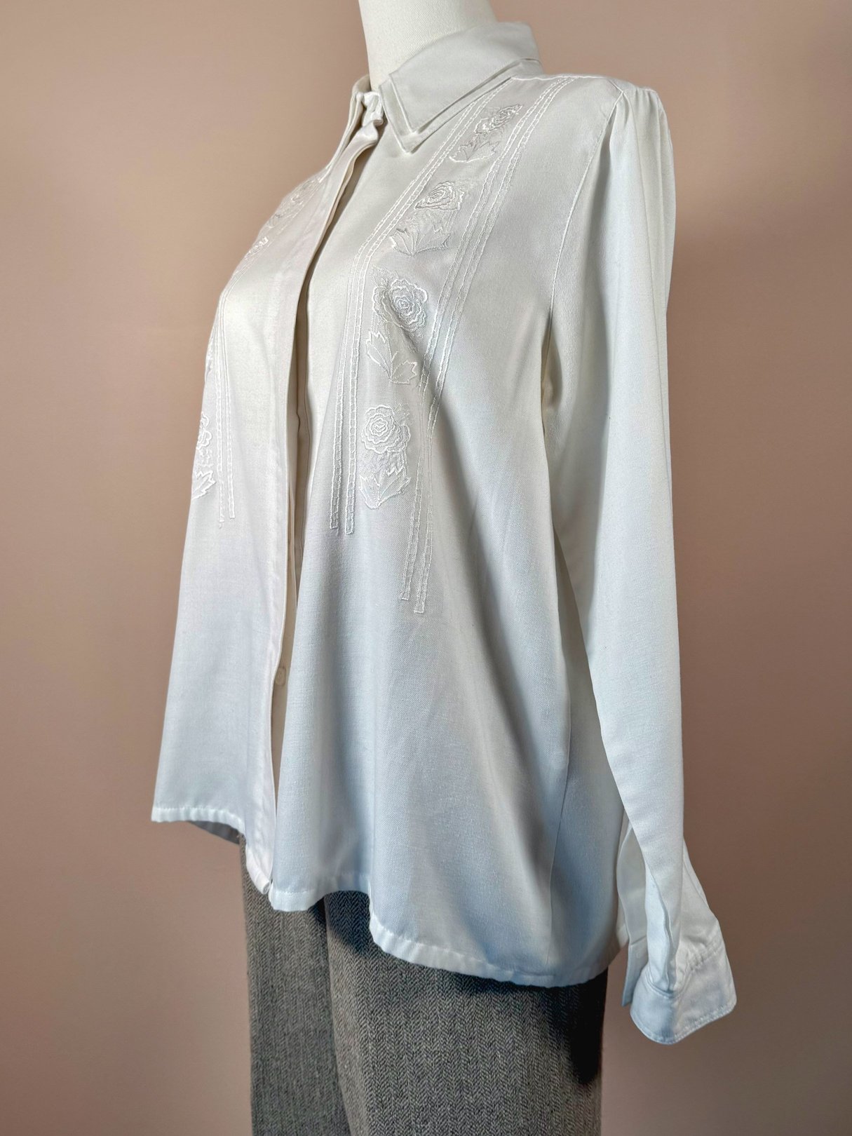 White cotton embroidered shirt for women from the 1970s, featuring a relaxed fit and a front button closure.