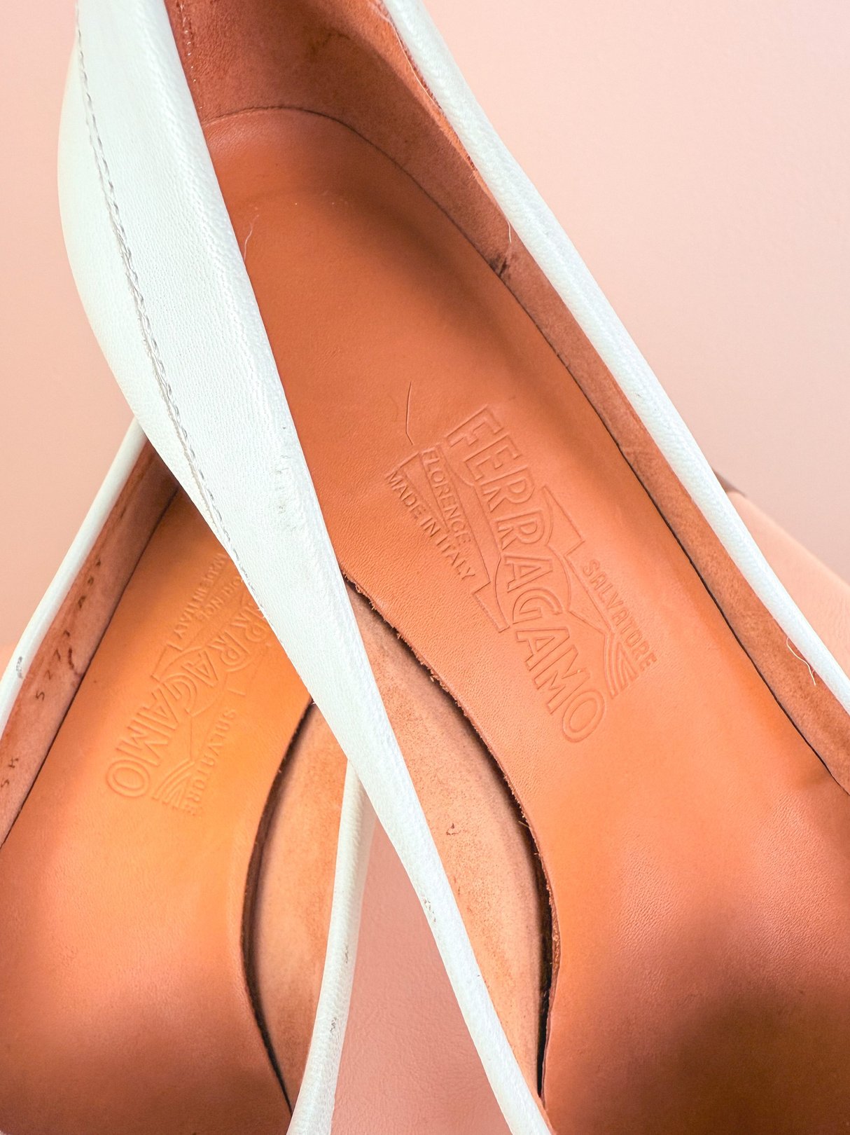 White Ferragamo Milano heels for women from the 1980s, featuring a smooth leather upper and a branded insole.