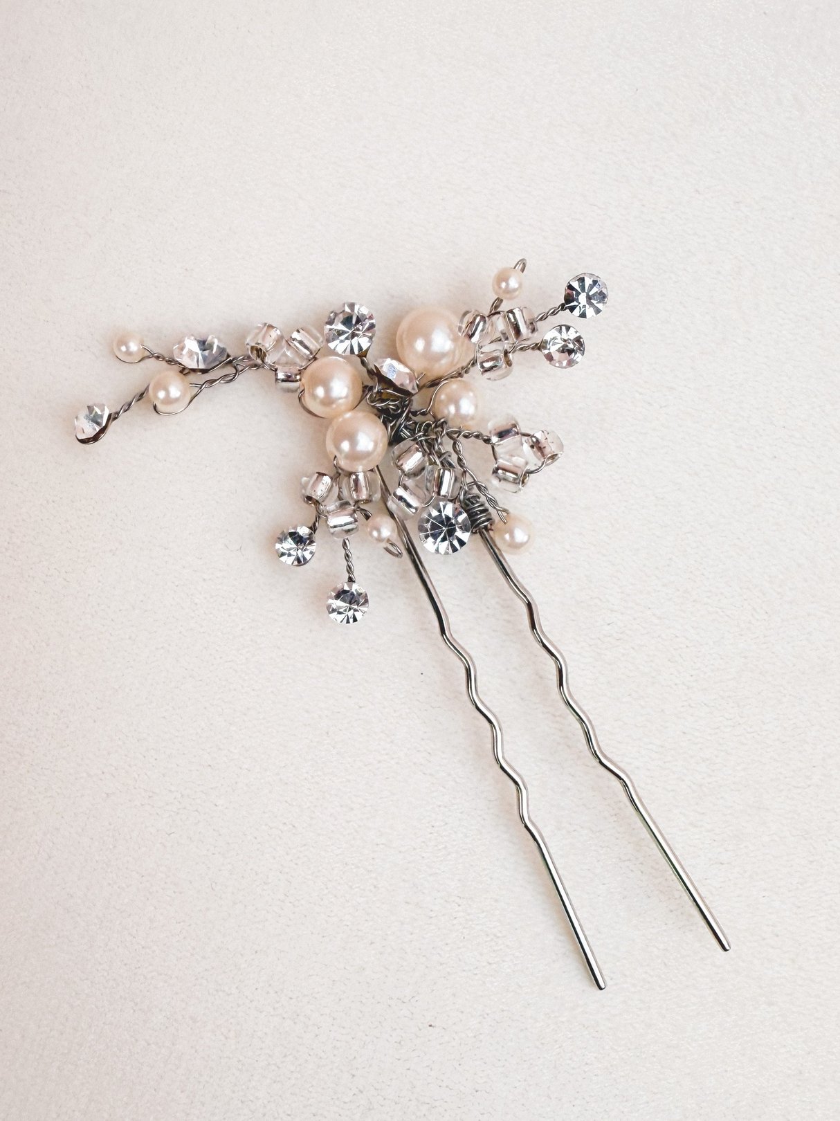 Silver hair pin featuring pearls and crystals, inspired by the 1970s.