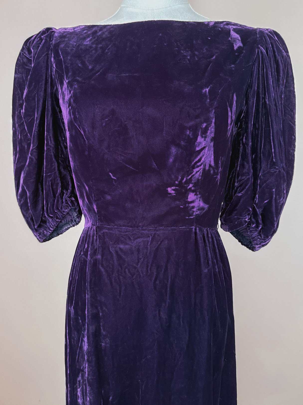 Purple velvet dress for women with puffed sleeves, reflecting a 1960s style.