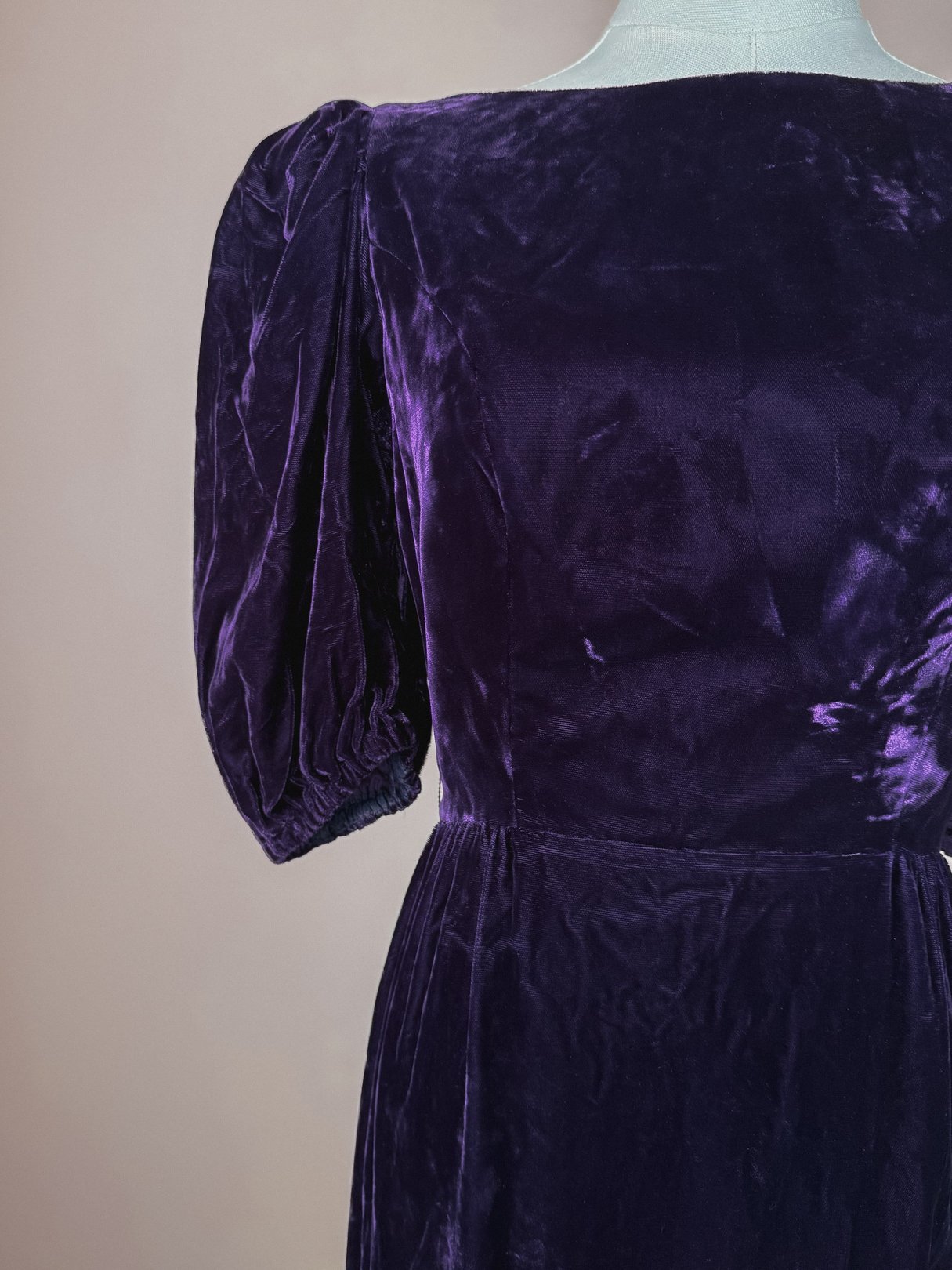 Purple 1960s velvet dress for women featuring puffed sleeves and a fitted bodice.