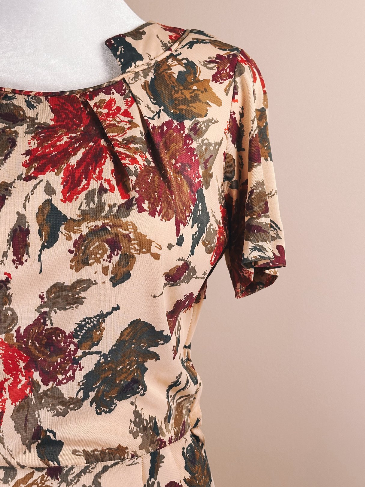 Red rose-patterned dress from the 1960s featuring short sleeves and a bow detail at the neckline.
