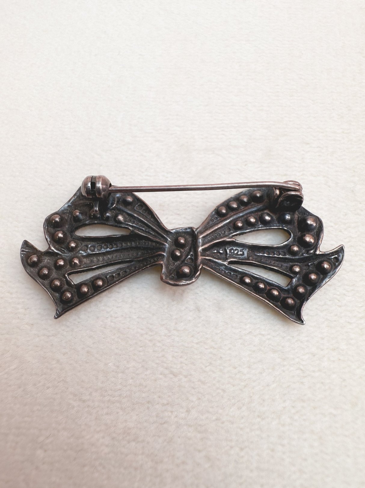 Silver 1970s Deco Bow Pin featuring a decorative bow design with bead-like details, categorized under women's sparkle jewelry and accessories.