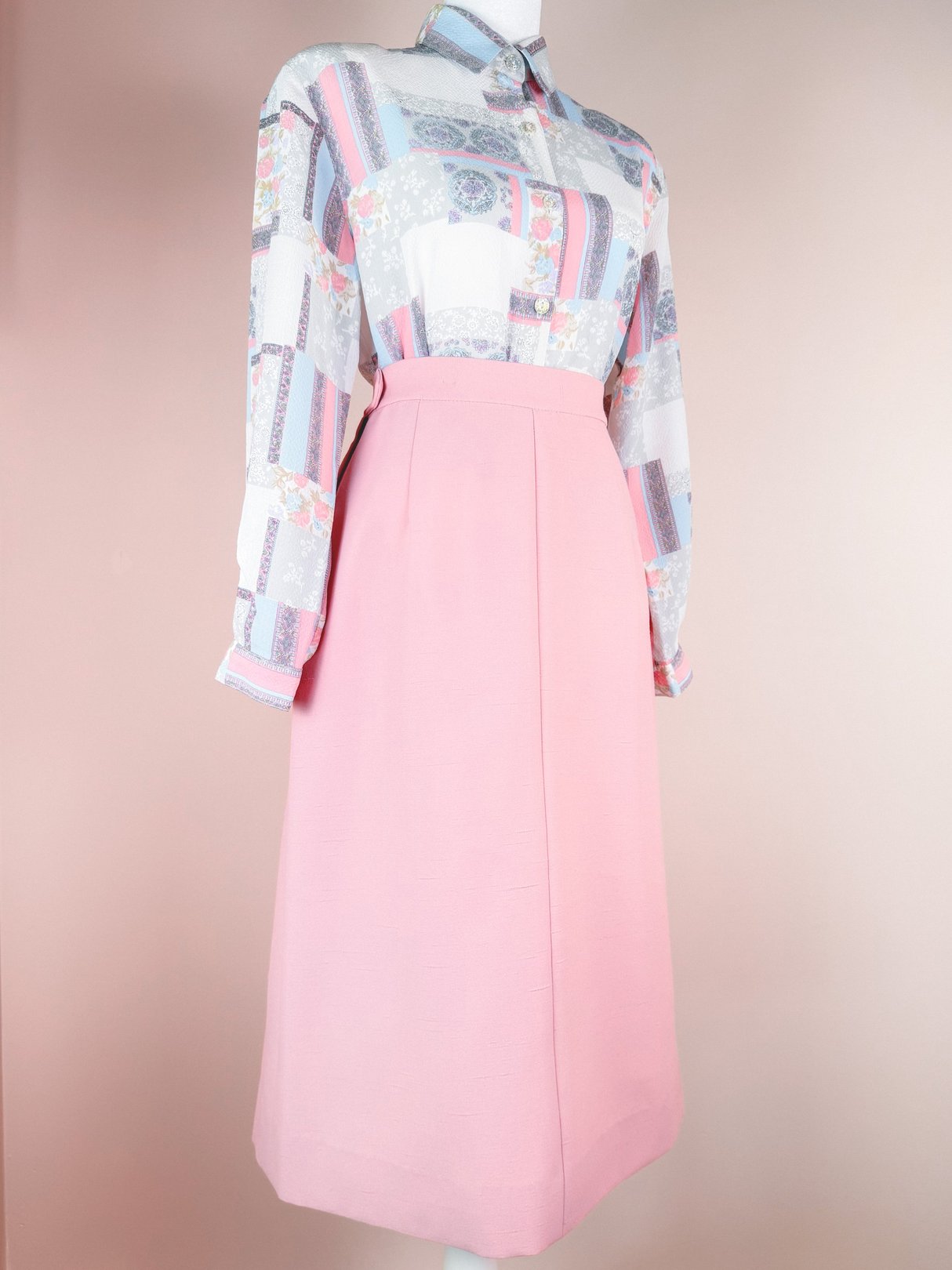 1970s Lilli Ann blush pink three-piece skirt set featuring a patterned blouse and a tailored skirt.