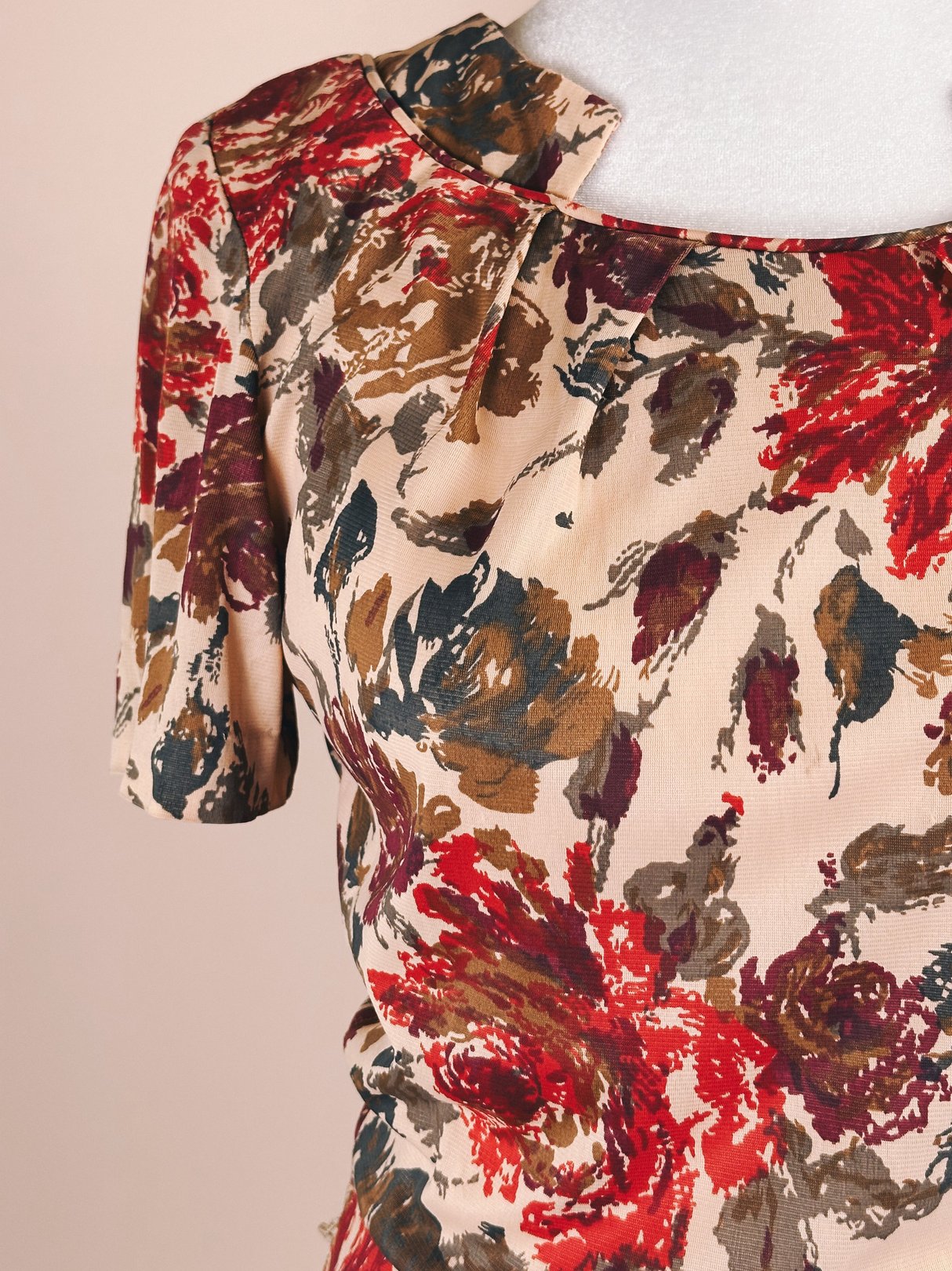 1960s red floral dress with a round neckline and short sleeves.