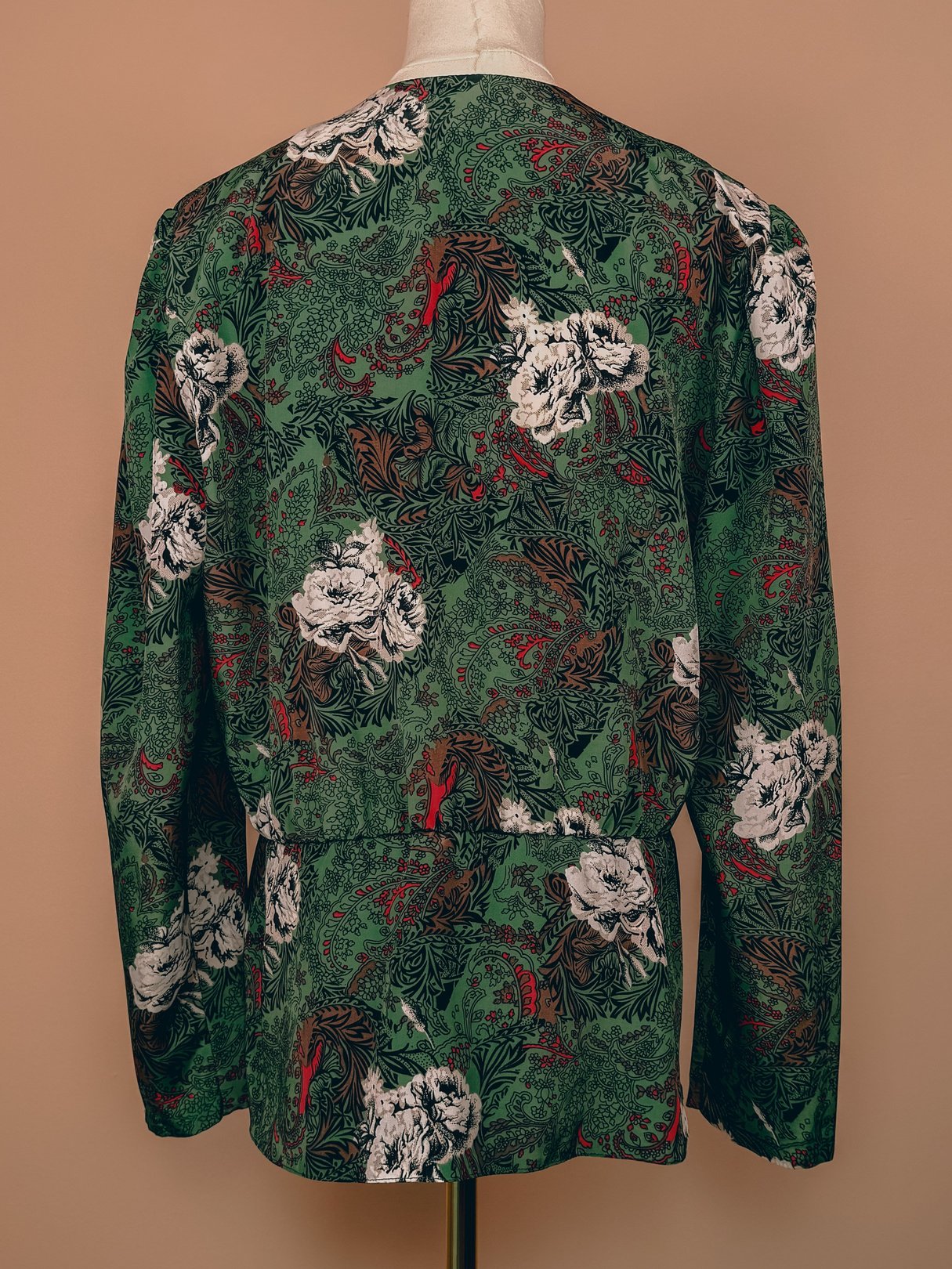 Red floral patterned Evergreen Bow Top for women from the 1980s, featuring a relaxed fit and long sleeves.