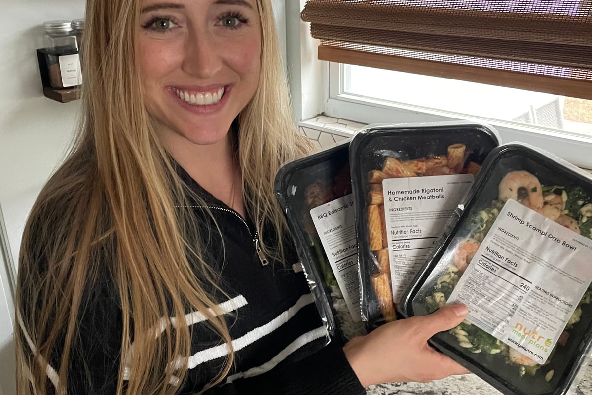 Bobbi and Marie LaBrant holding fresh Nutre meal containers