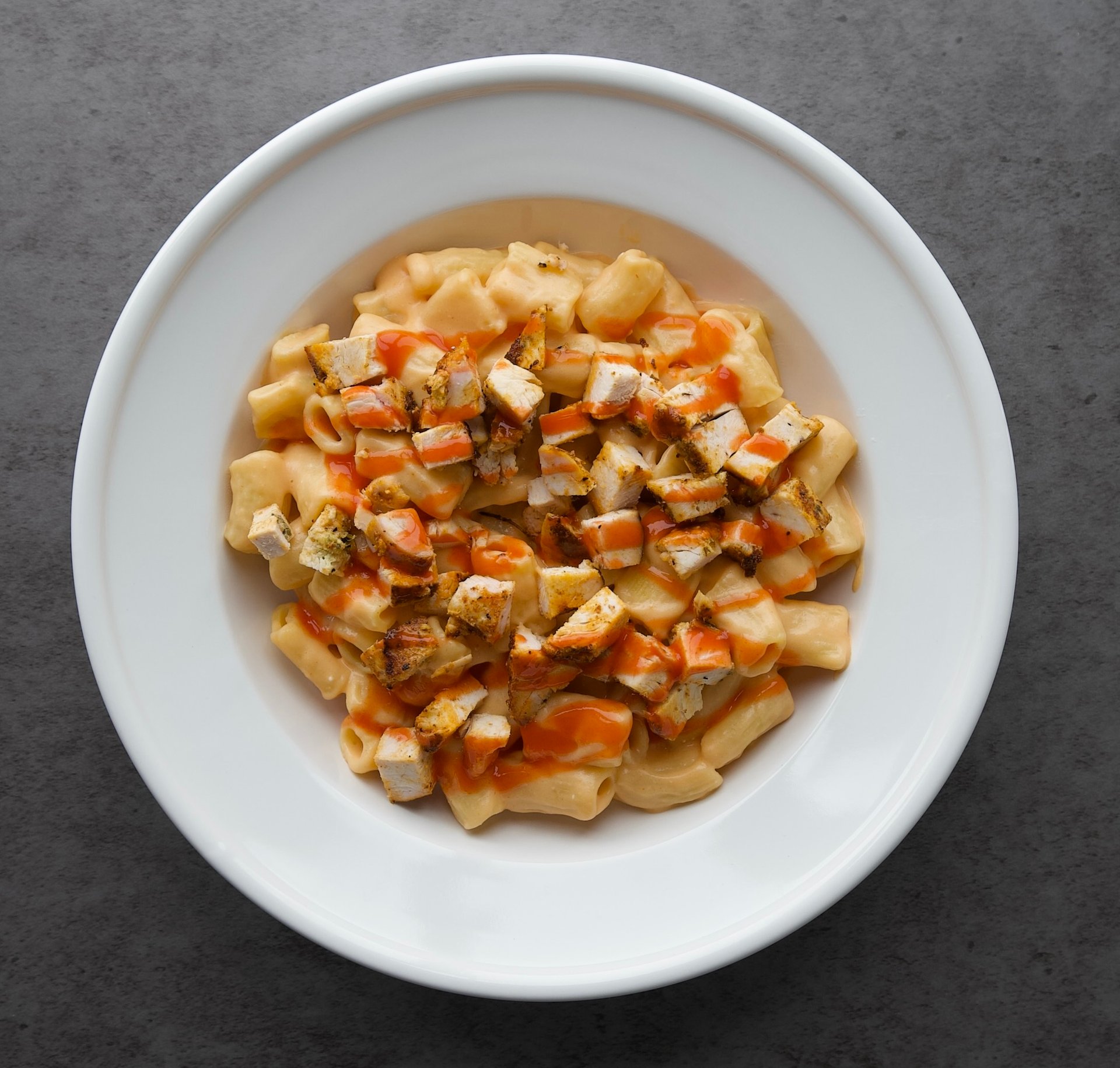 Indulge in a creamy, spicy twist on a classic comfort food!