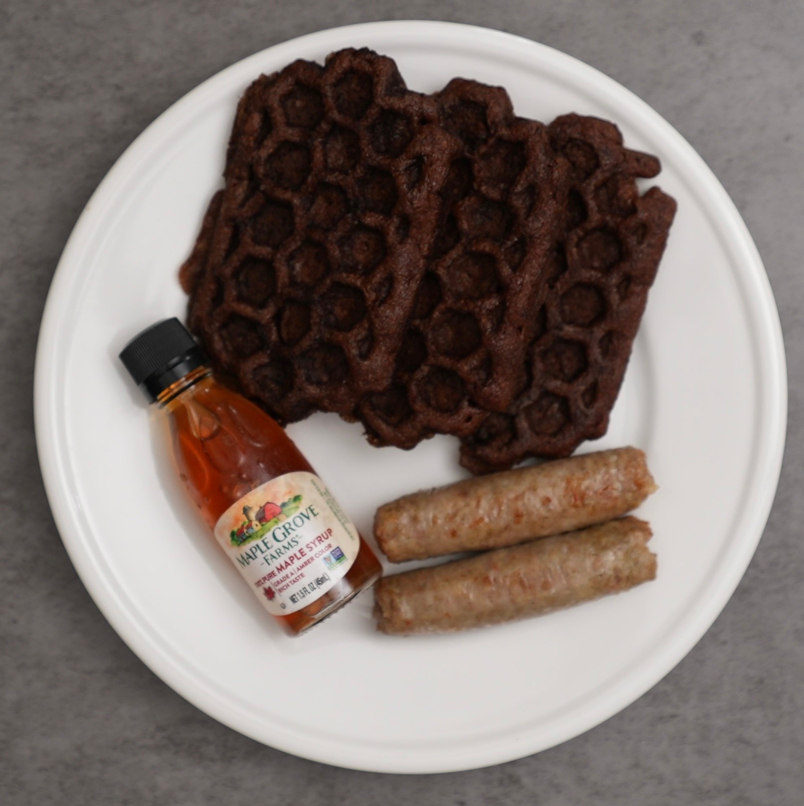 Macros include portioned sauce. Maple Syrup: Calories: 210, Fat 0g, Sodium 10mg, Carbs 53g, Protein 0g, Sugar 53g