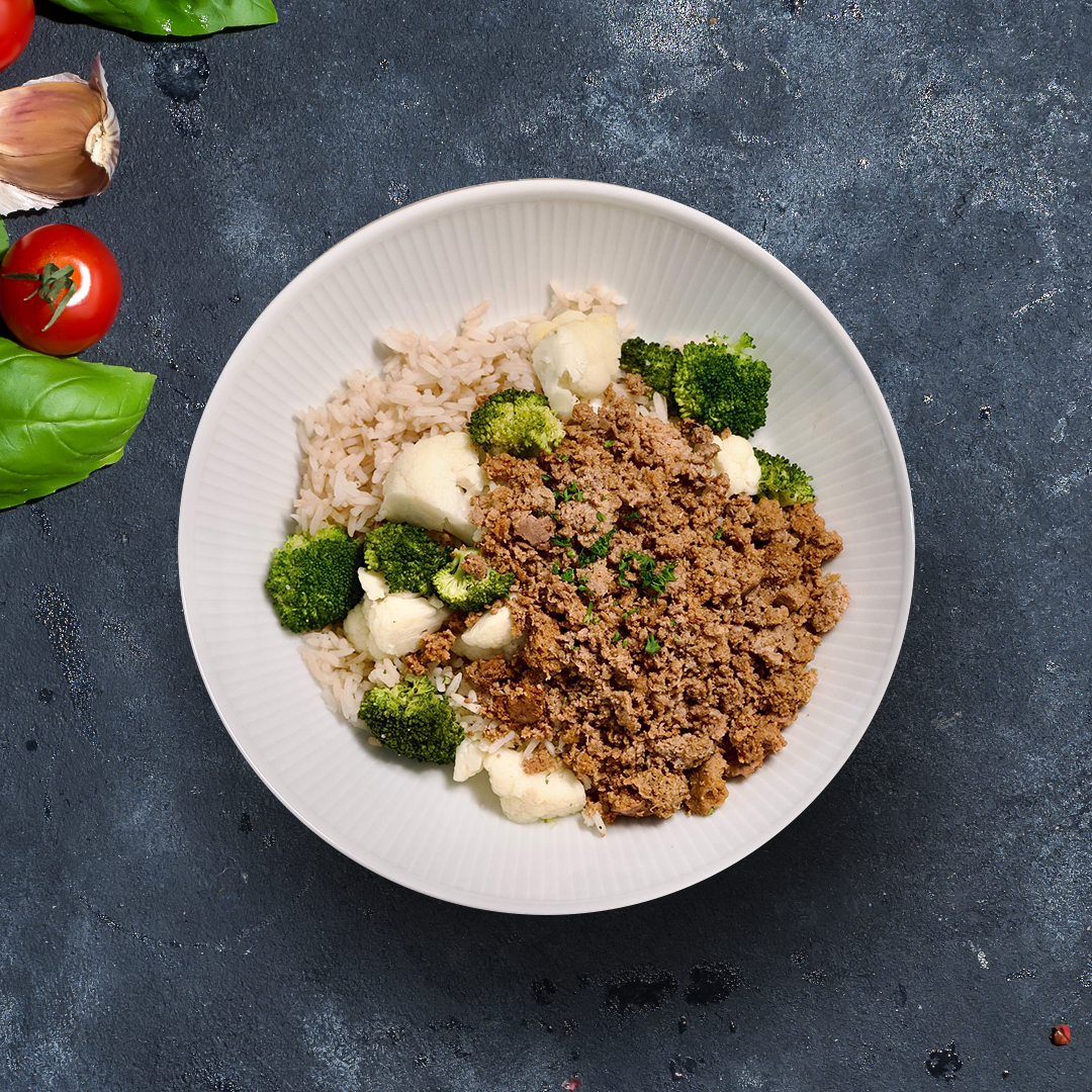 100% Greater Omaha ground sirloin beef cooked with no oil, salt, or added seasoning paired with steamed broccoli and cauliflower and perfectly portioned brown rice.