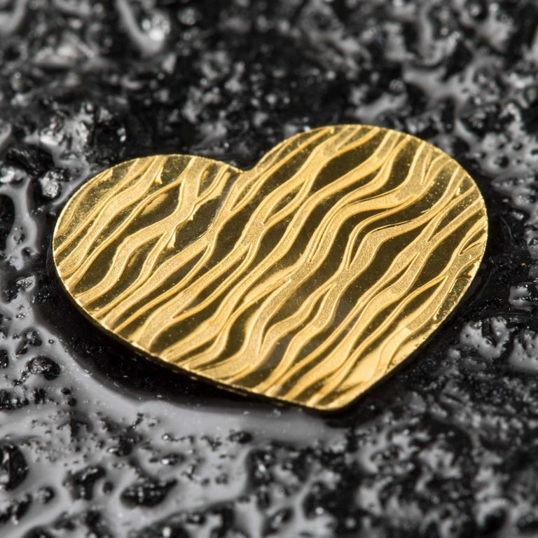 Side view of the Gold Heart 0.5 g