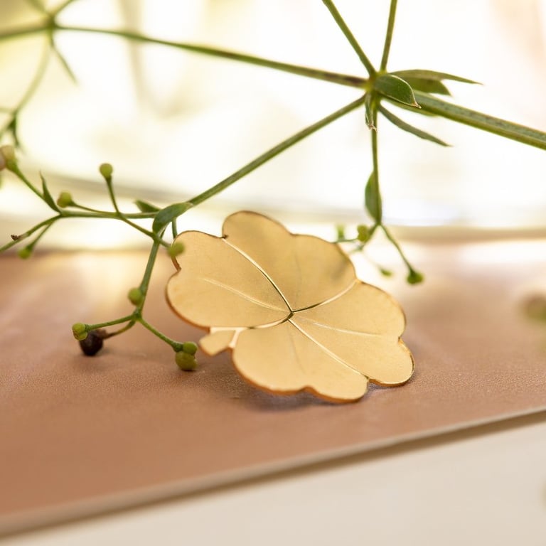 Side view of the Gold Cloverleaf 0.5 g