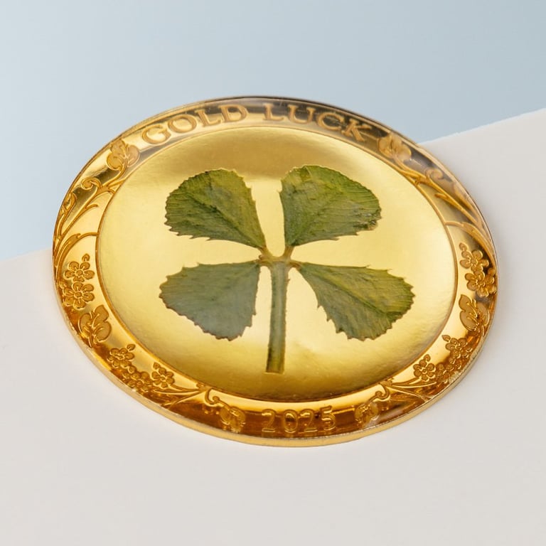 Side view of the Gold cloverleaf 1 g Palau PF - 2025