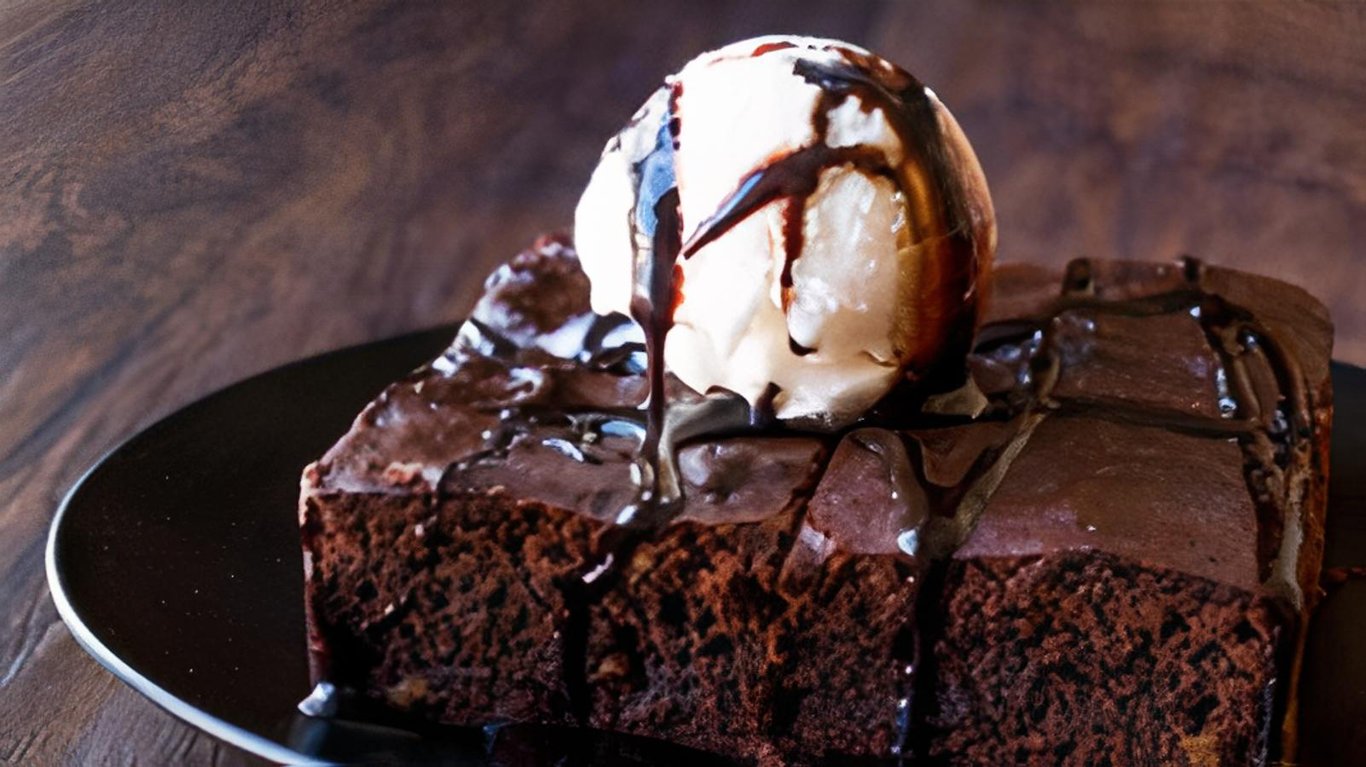 Hot Chocolate Brownie (2 PCS) with Vanilla Ice cream