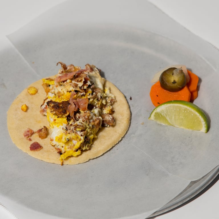 Tocino (Bacon) con Huevo Breakfast Taco