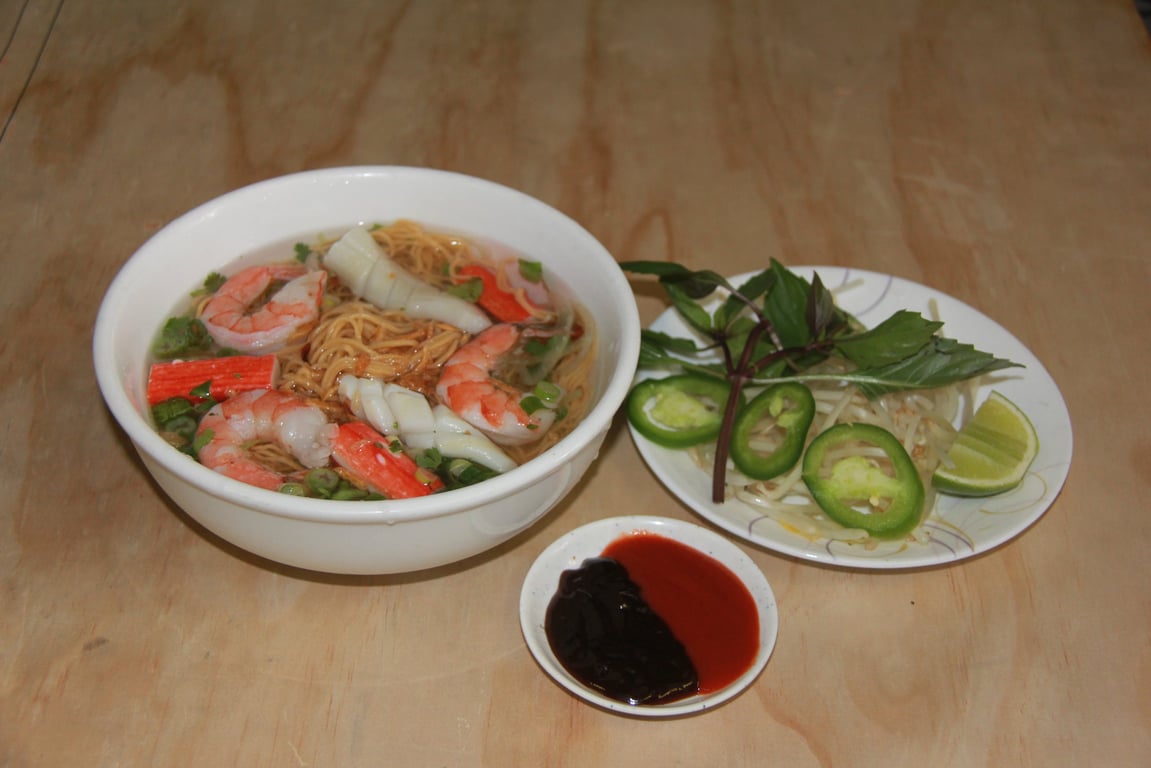 #41 Seafood Combination with Egg Noodle/ Mi Do Bien