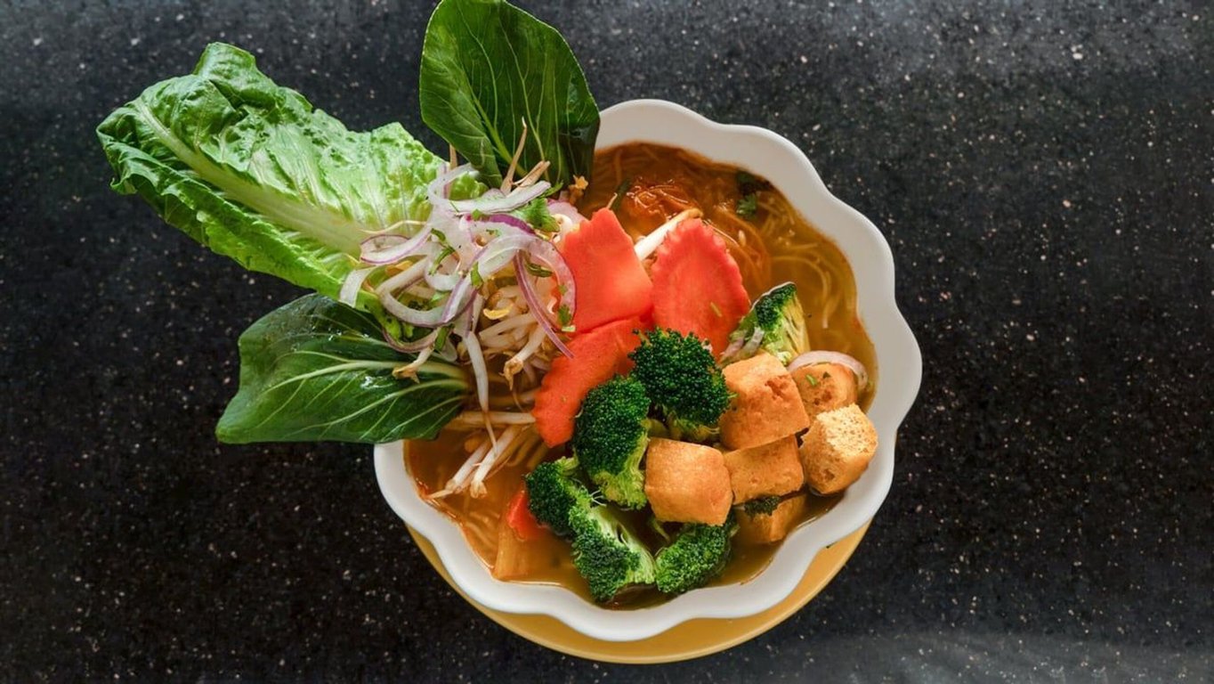 #52 - Vermicelli with Tofu and Fresh Vegetables in Spicy Lemongrass Soup