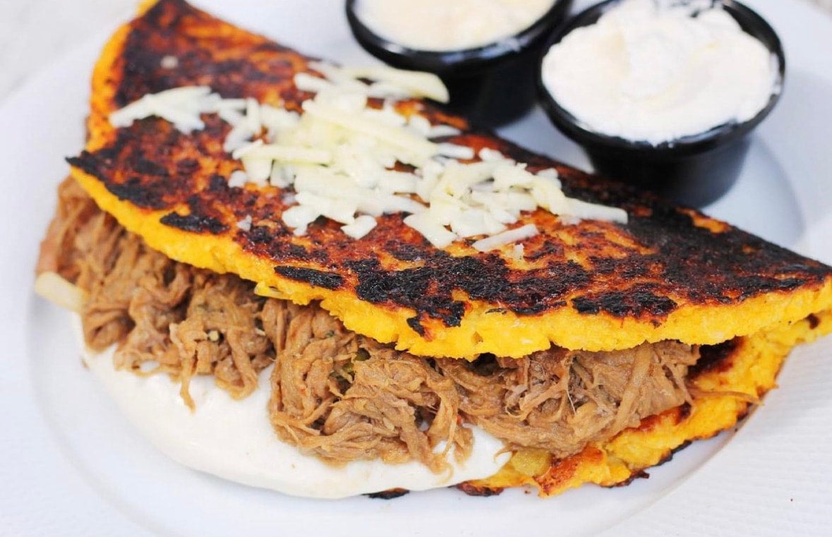 Cachapa carne mechada